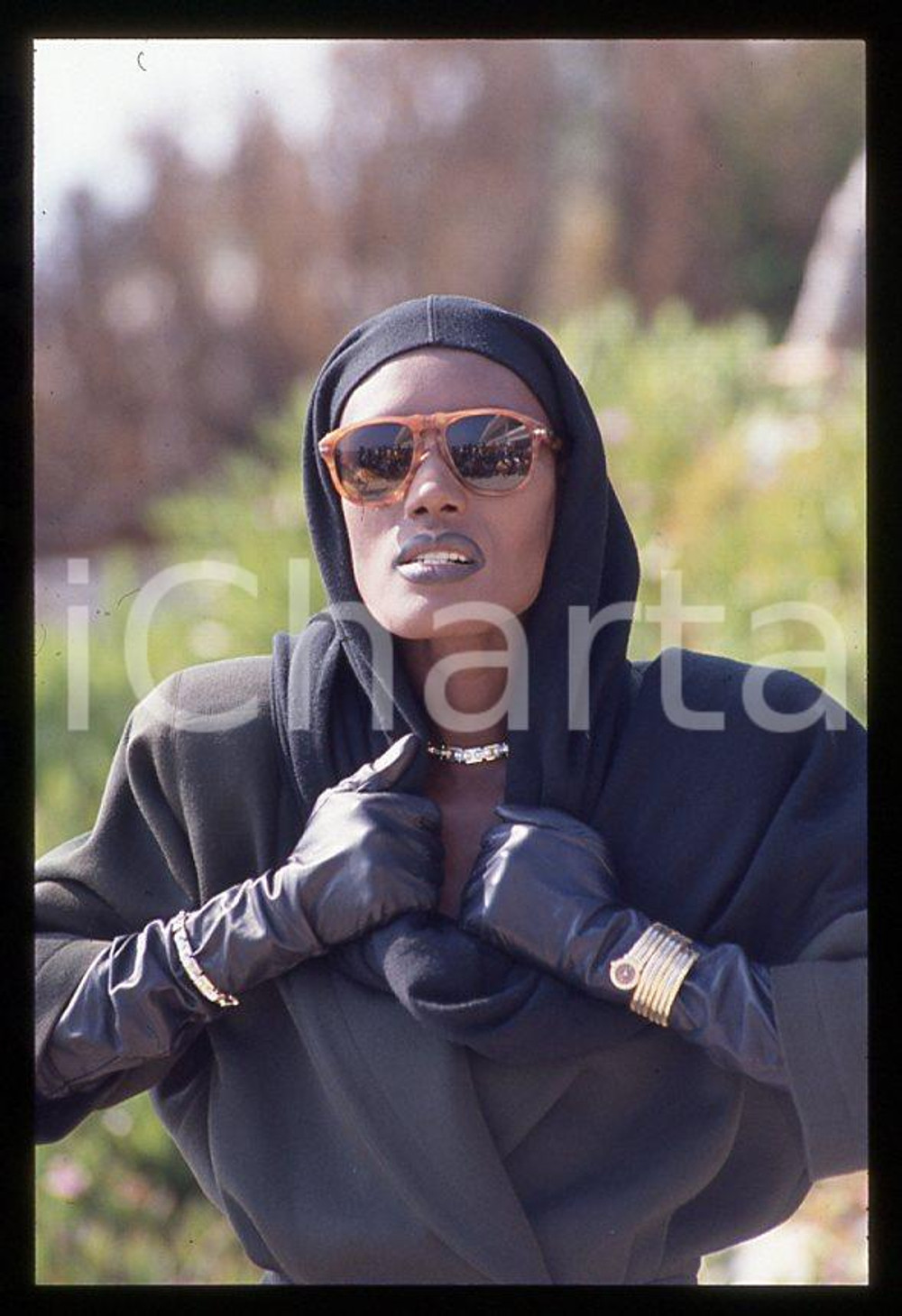 1985 ca MUSICA Grace JONES Ritratto cantante * 35 mm vintage slide (88) Diapositiva d'epoca, in formato 35 mm.CONDIZIONI: GOODE' severamente vietata la riproduzione. Tutti i diritti sono riservati.ICharta mette in vendita, sul negozio eBay e in esclusiva sul sito "icharta" il proprio archivio composto da numerose diapositive e negativi fotografici d'epoca, tutti originali e autentici, che attraversano la storia del costume italiano tra gli la fine degli anni Sessanta e Novanta.Si tratta di uno sguardo inedito sull'attualità , la politica, la vita quotidiana, il gossip e la cultura, che fotografa il cambiamento della nazione in quest'ultimo scorcio del XX secolo. Un'occasione unica per il mercato del collezionismo, che vede finalmente disponibile un archivio eccezionale per vastità , tematiche e condizioni, in un settore (il negativo fotografico e la diapositiva) di assoluta novità e dalle interessanti prospettive di investimento. GOOD/buono   originale e autentica 1
