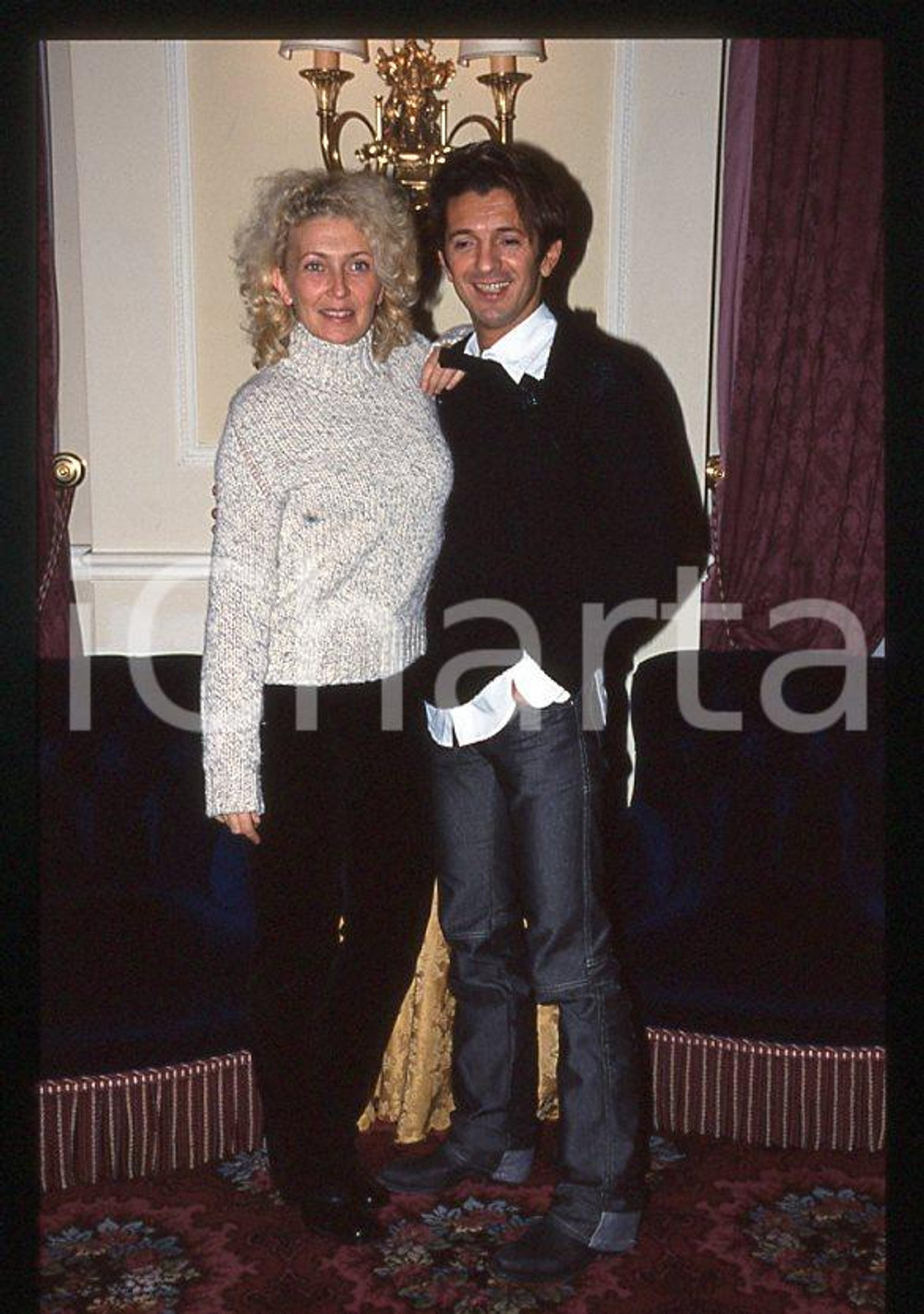 1995 ca MUSICA Rossana CASALE Manuel FRATTINI * 35 mm vintage slide (6) Diapositiva d'epoca, in formato 35 mm.CONDIZIONI: GOODE' severamente vietata la riproduzione. Tutti i diritti sono riservati.ICharta mette in vendita, sul negozio eBay e in esclusiva sul sito "icharta" il proprio archivio composto da numerose diapositive e negativi fotografici d'epoca, tutti originali e autentici, che attraversano la storia del costume italiano tra gli la fine degli anni Sessanta e Novanta.Si tratta di uno sguardo inedito sull'attualità , la politica, la vita quotidiana, il gossip e la cultura, che fotografa il cambiamento della nazione in quest'ultimo scorcio del XX secolo. Un'occasione unica per il mercato del collezionismo, che vede finalmente disponibile un archivio eccezionale per vastità , tematiche e condizioni, in un settore (il negativo fotografico e la diapositiva) di assoluta novità e dalle interessanti prospettive di investimento. GOOD/buono   originale e autentica 1