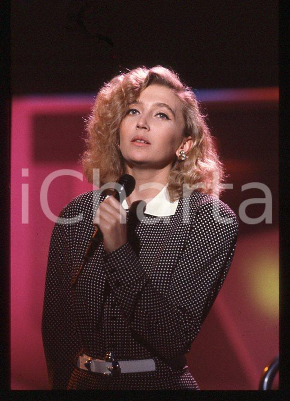 1995 ca MUSICA Rossana CASALE Cantante* 35 mm vintage slide (3) Diapositiva d'epoca, in formato 35 mm.CONDIZIONI: GOODE' severamente vietata la riproduzione. Tutti i diritti sono riservati.ICharta mette in vendita, sul negozio eBay e in esclusiva sul sito "icharta" il proprio archivio composto da numerose diapositive e negativi fotografici d'epoca, tutti originali e autentici, che attraversano la storia del costume italiano tra gli la fine degli anni Sessanta e Novanta.Si tratta di uno sguardo inedito sull'attualità , la politica, la vita quotidiana, il gossip e la cultura, che fotografa il cambiamento della nazione in quest'ultimo scorcio del XX secolo. Un'occasione unica per il mercato del collezionismo, che vede finalmente disponibile un archivio eccezionale per vastità , tematiche e condizioni, in un settore (il negativo fotografico e la diapositiva) di assoluta novità e dalle interessanti prospettive di investimento. GOOD/buono   originale e autentica 1