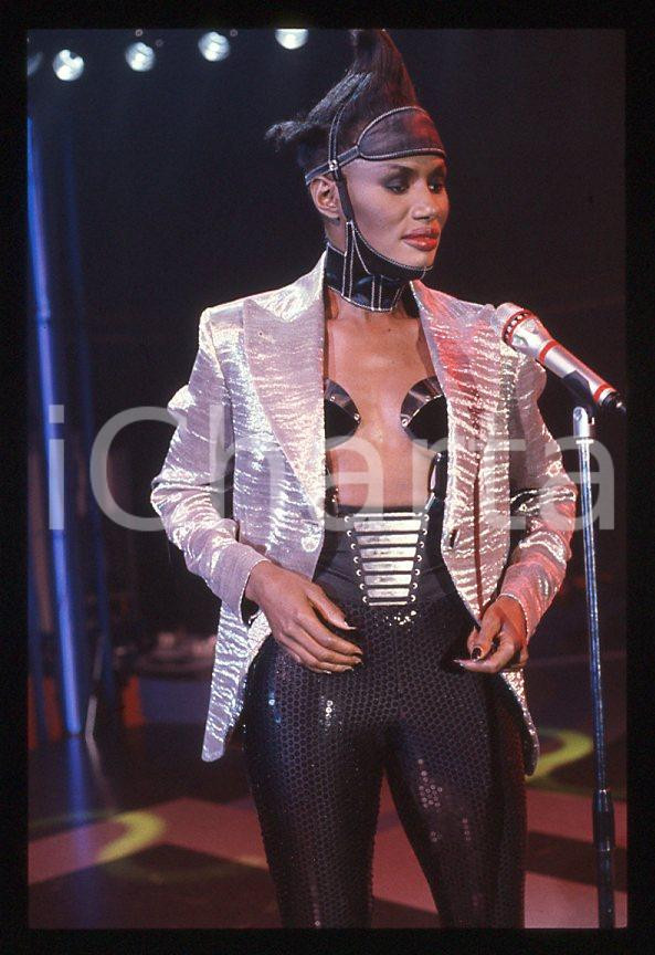 1985 ca MUSICA Grace JONES durante un concerto *35 mm vintage slide (74) Diapositiva d'epoca, in formato 35 mm.CONDIZIONI: GOODE' severamente vietata la riproduzione. Tutti i diritti sono riservati.ICharta mette in vendita, sul negozio eBay e in esclusiva sul sito "icharta" il proprio archivio composto da numerose diapositive e negativi fotografici d'epoca, tutti originali e autentici, che attraversano la storia del costume italiano tra gli la fine degli anni Sessanta e Novanta.Si tratta di uno sguardo inedito sull'attualità , la politica, la vita quotidiana, il gossip e la cultura, che fotografa il cambiamento della nazione in quest'ultimo scorcio del XX secolo. Un'occasione unica per il mercato del collezionismo, che vede finalmente disponibile un archivio eccezionale per vastità , tematiche e condizioni, in un settore (il negativo fotografico e la diapositiva) di assoluta novità e dalle interessanti prospettive di investimento. GOOD/buono   originale e autentica 1