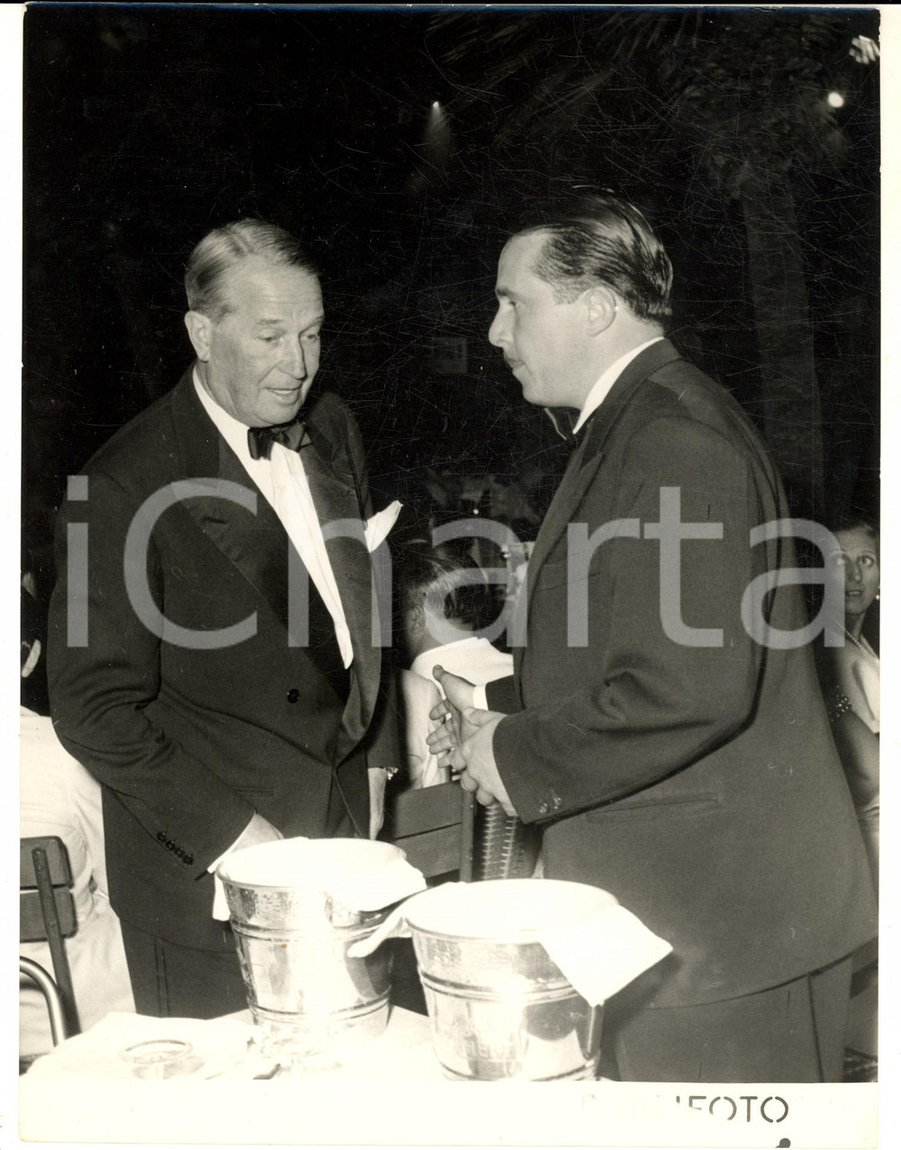 1954 GENOVA Festival Canzone Francese - Armand MESTRAL Maurice CHEVALIER *Foto 2 Fotografia d'epoca con didascalia coeva al verso. CONDIZIONI: G FORMATO: 20x24 cm     originale e autentica 1