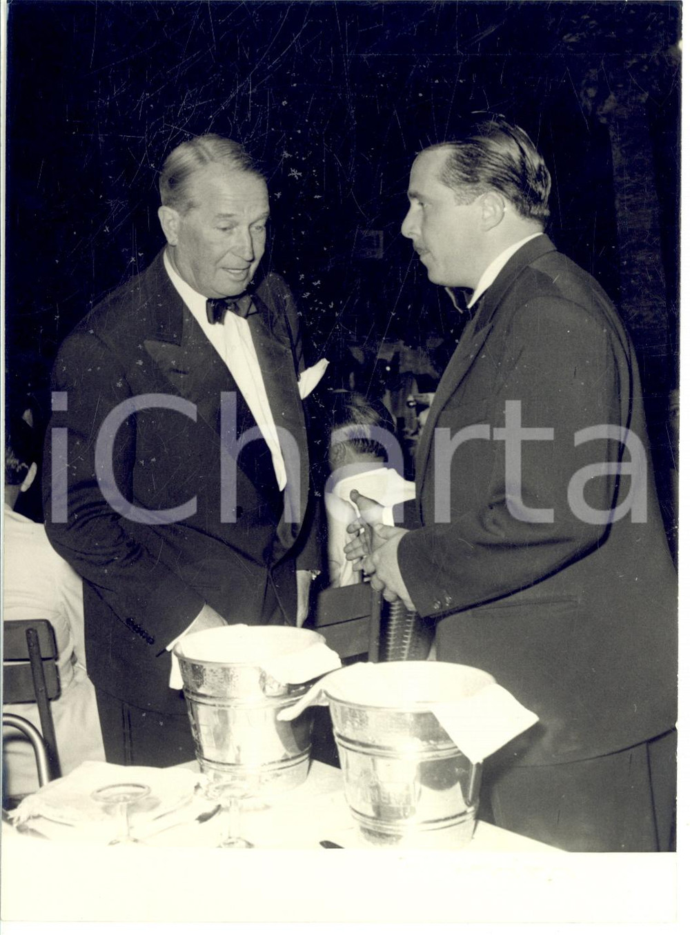 1954 GENOVA Festival Canzone Francese - Armand MESTRAL Maurice CHEVALIER *Foto 4 Fotografia d'epoca con didascalia coeva al verso. CONDIZIONI: FAIR (difetti di stampa)FORMATO: 13x18 cm     originale e autentica 1