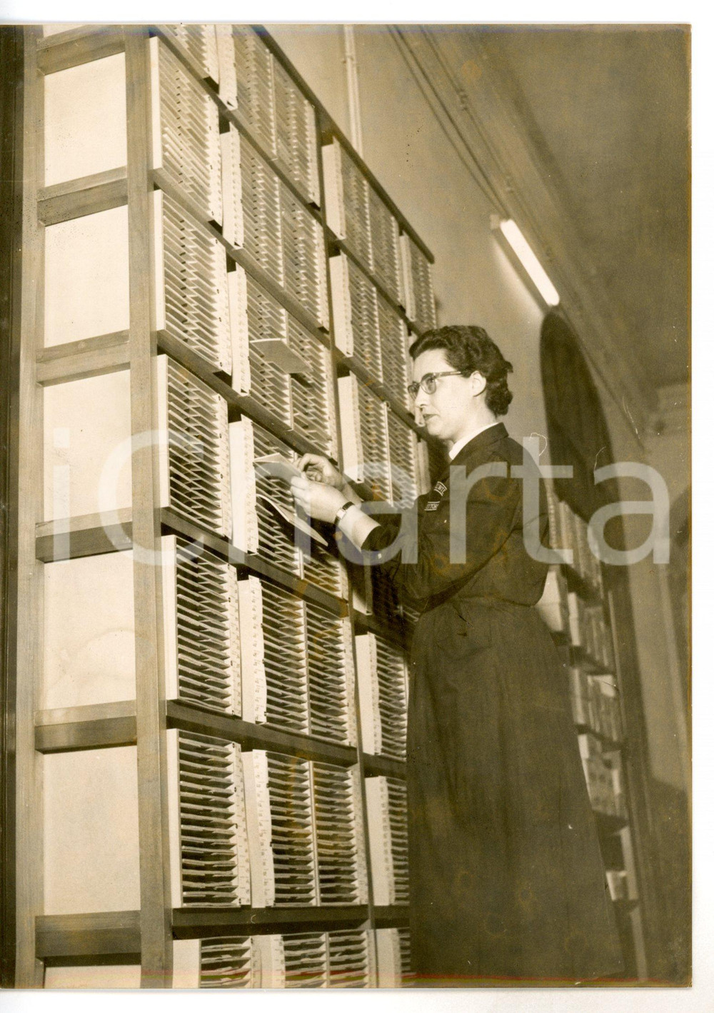 1956 ROMA Elezioni amministrative - Preparazione al computo dei voti *Foto (2) Fotografia d'epoca con didascalia coeva.  CONDIZIONI: FAIR (alone diffuso) FORMATO: 13x18 cm     originale e autentica 1