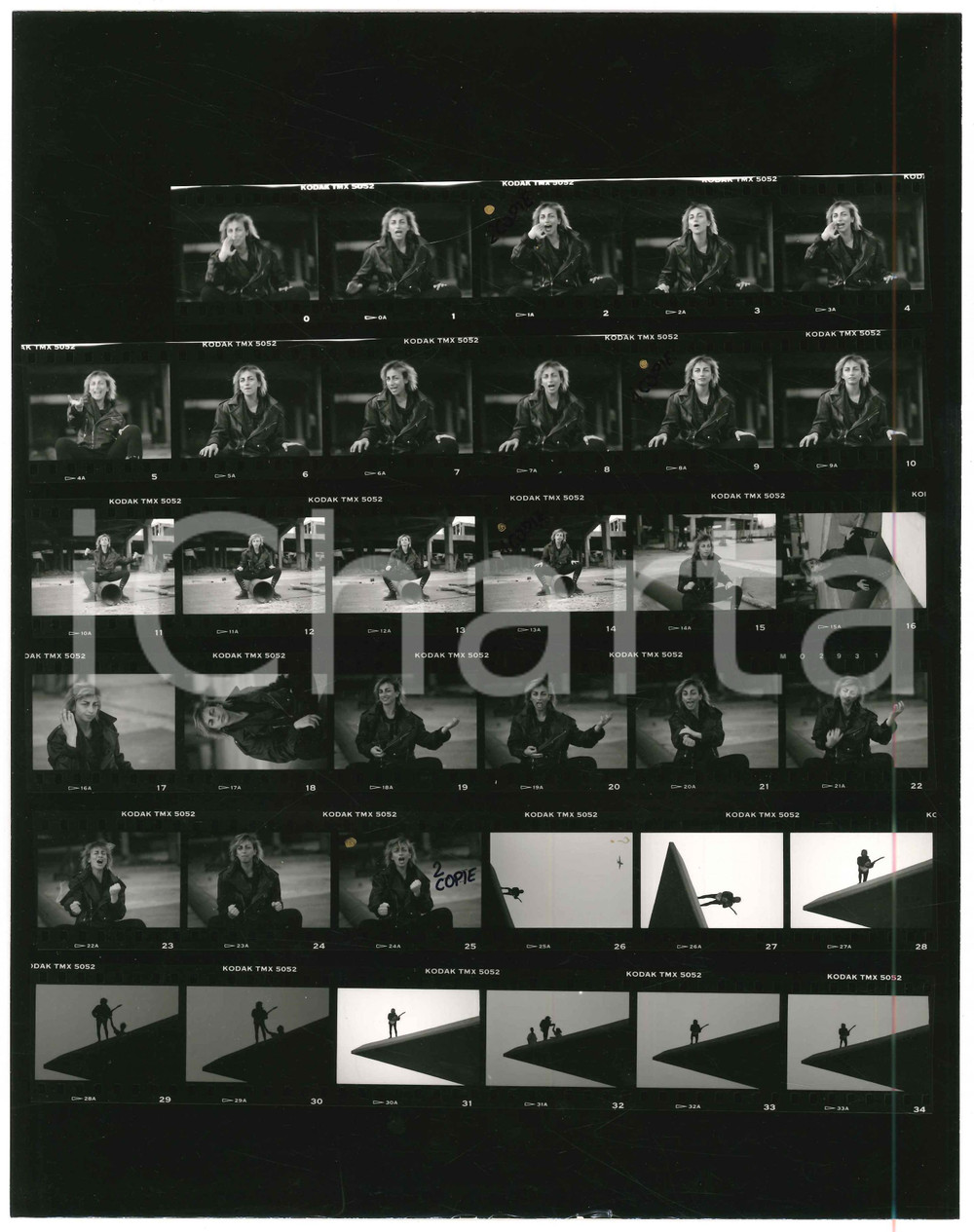 1980 ca ITALIA - MUSICA Gianna NANNINI Ritratto della cantante - Foto 35 provini Fotografia d'epoca composta da 35 provini. FAIR/discreto Lievi smussature agli angoli, appunti manoscritti al recto Formato: 24x30 cm originale e autentica 1