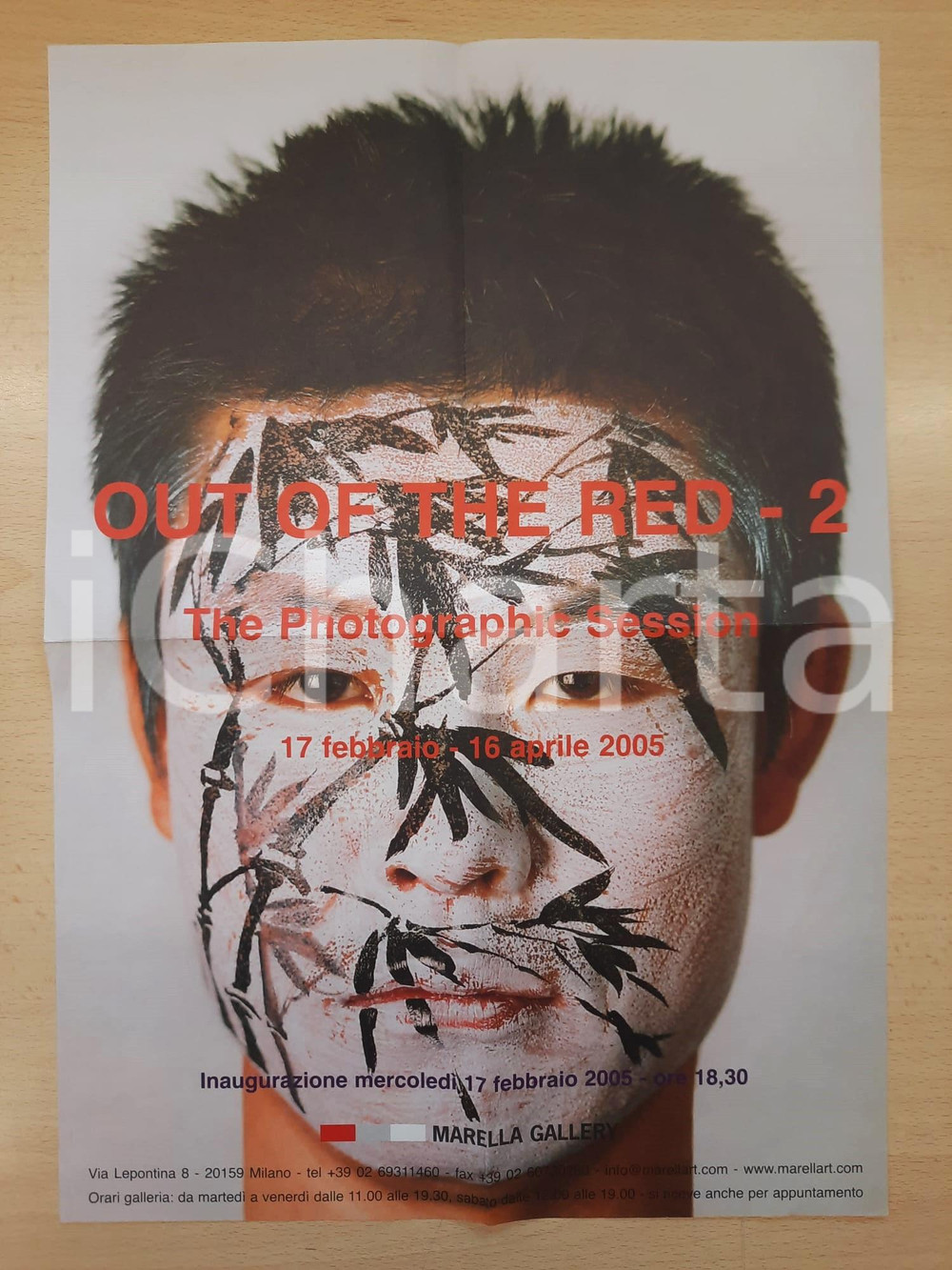 2005 MILANO Marella Gallery OUT OF THE RED 2 Photographic session - Manifesto Manifesto della mostra. FAIR/discreto Piegature centrali d'epoca Formato: 30x42 cm originale e autentica 1