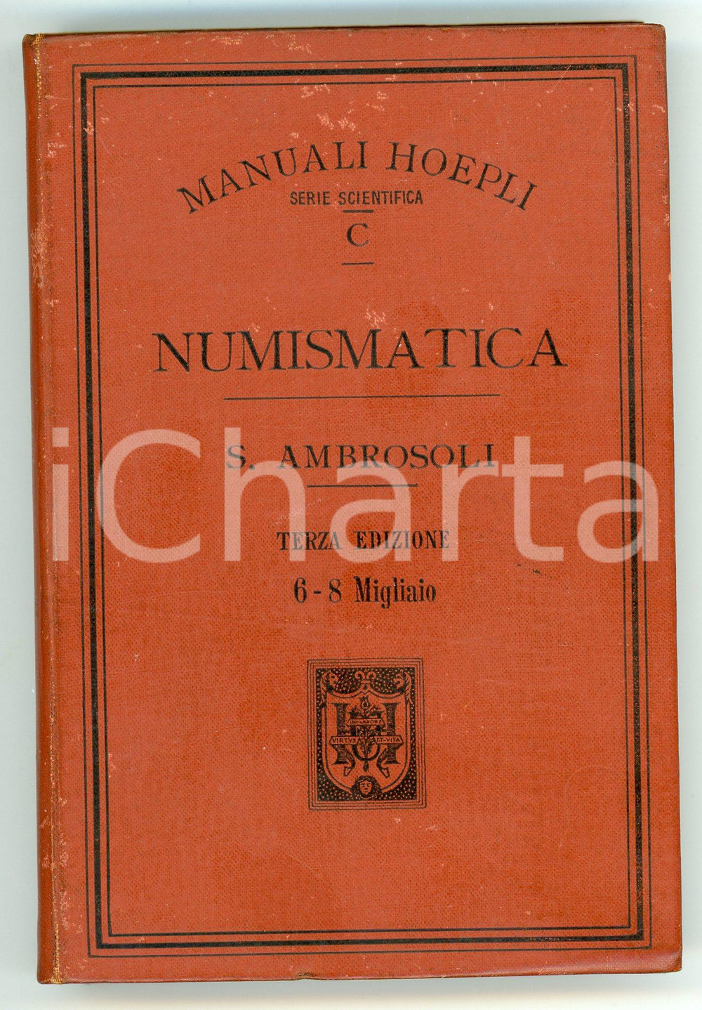1904 Solone AMBROSOLI Manuale di numismatica Manuali HOEPLI Serie scientifica C Brossura editoriale d'epoca, con copertina in cartoncino telato.Terza edizione riveduta.EDITORE: Ulrico Hoepli - MilanoCOLLANA: Manuali Hoepli - Serie scientifica CPAGINE: 250 POOR/danneggiato piccole abrasioni in copertina, lieve piegatura all'angolo inferiore destro della copertina Formato: 10x15 cm originale e autentica 1