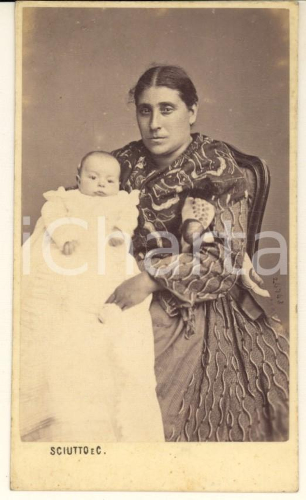 1871 GENOVA Pilade BRONZETTI bambino con la balia *Foto SCIUTTO CDV (4) Fotografia originale d'epoca, su cartoncino morbido, che ritrae il bambino figlio del patriota e garibaldino Oreste Bronzetti in grembo alla balia.FOTOGRAFO: G. B. Sciutto - Genova GOOD/buono minimi difetti di stampa Formato: 6x10 cm originale e autentica 1