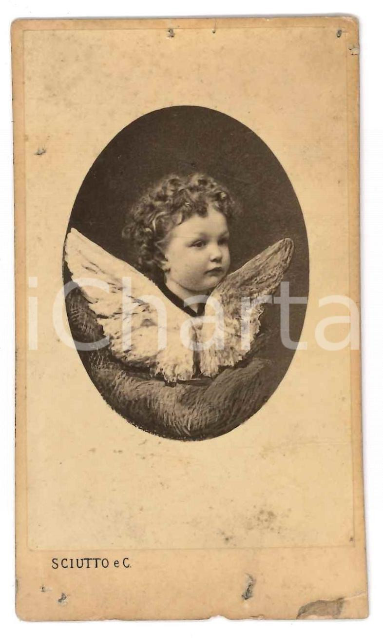 1870 ca GENOVA Bambina con ali di angelo - Ritratto CURIOSO *Foto SCIUTTO CDV Fotografia originale d'epoca, su cartoncino morbido, che ritrae una bambina in una posa da angelo (era stata fotografata con un supporto realizzato apposta per ottenere l'effetto finale di un putto alato).FOTOGRAFO: G. B. Sciutto - Genova POOR/danneggiato abrasioni e sbrecciature marginali Formato: 6x10 cm originale e autentica 1