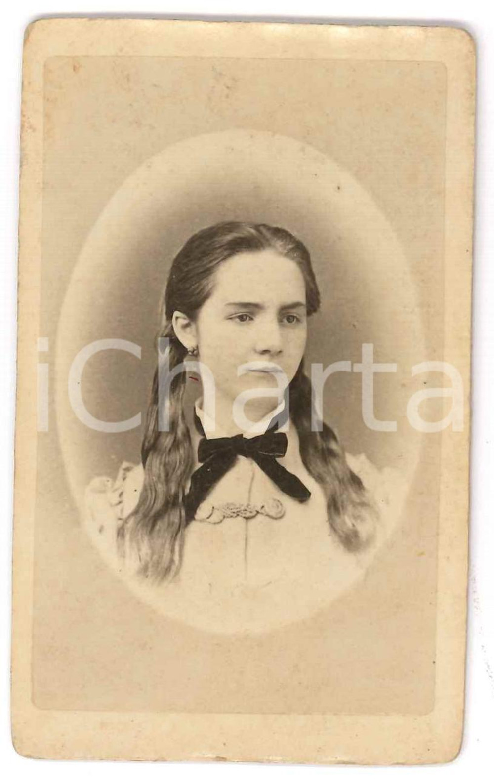 1890 ca MILANO Ritratto di ragazza - Foto G. R. ROSSI - CDV  Fotografia d'epoca, montata su cartoncino.FOTOGRAFO: G. R. Rossi pittore fotografo - Milano, Genova FAIR/discreto bruniture, lievi smussature ai margini Formato: CDV (6x10 cm) originale e autentica 1