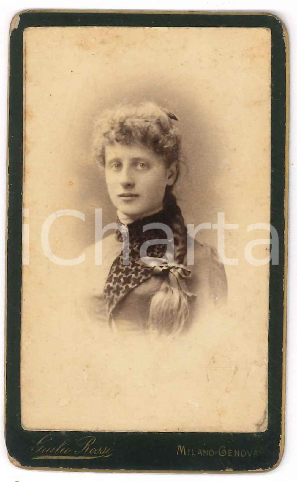 1890 ca MILANO Ritratto di donna con treccia - Foto Giulio ROSSI - CDV  Fotografia d'epoca, montata su cartoncino rigido.FOTOGRAFO: Giulio Rossi - Milano, Genova FAIR/discreto lievi abrasioni e smussature ai margini, testo scolorito al verso Formato: CDV (6x10 cm) originale e autentica 1