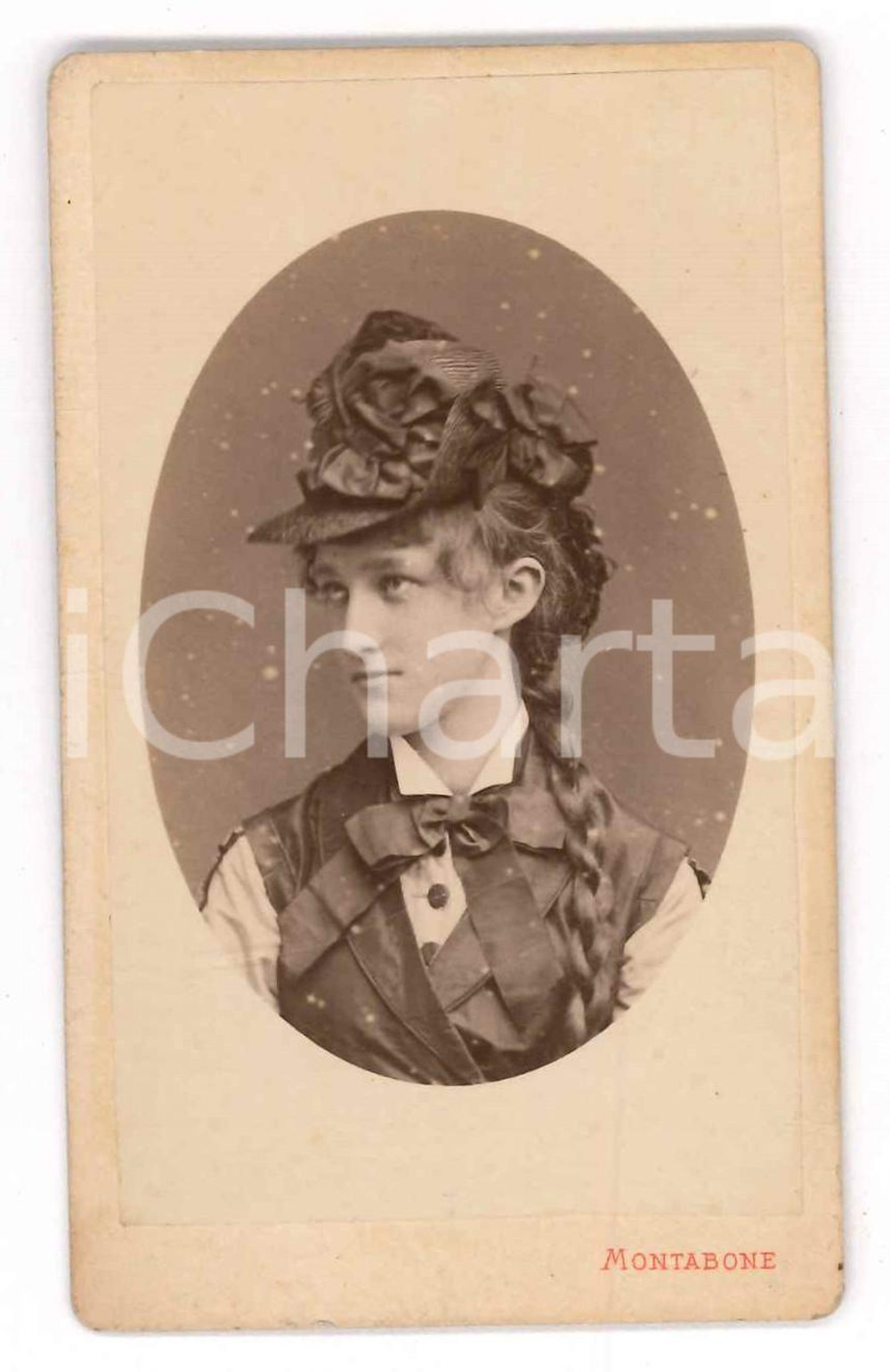 1890 ca MILANO Ritratto di ragazza con cappello - Foto MONTABONE - CDV  Fotografia d'epoca, montata su cartoncino rigido.FOTOGRAFO: Montabone - Milano FAIR/discreto lievi bruniture Formato: CDV (6x10 cm) originale e autentica 1