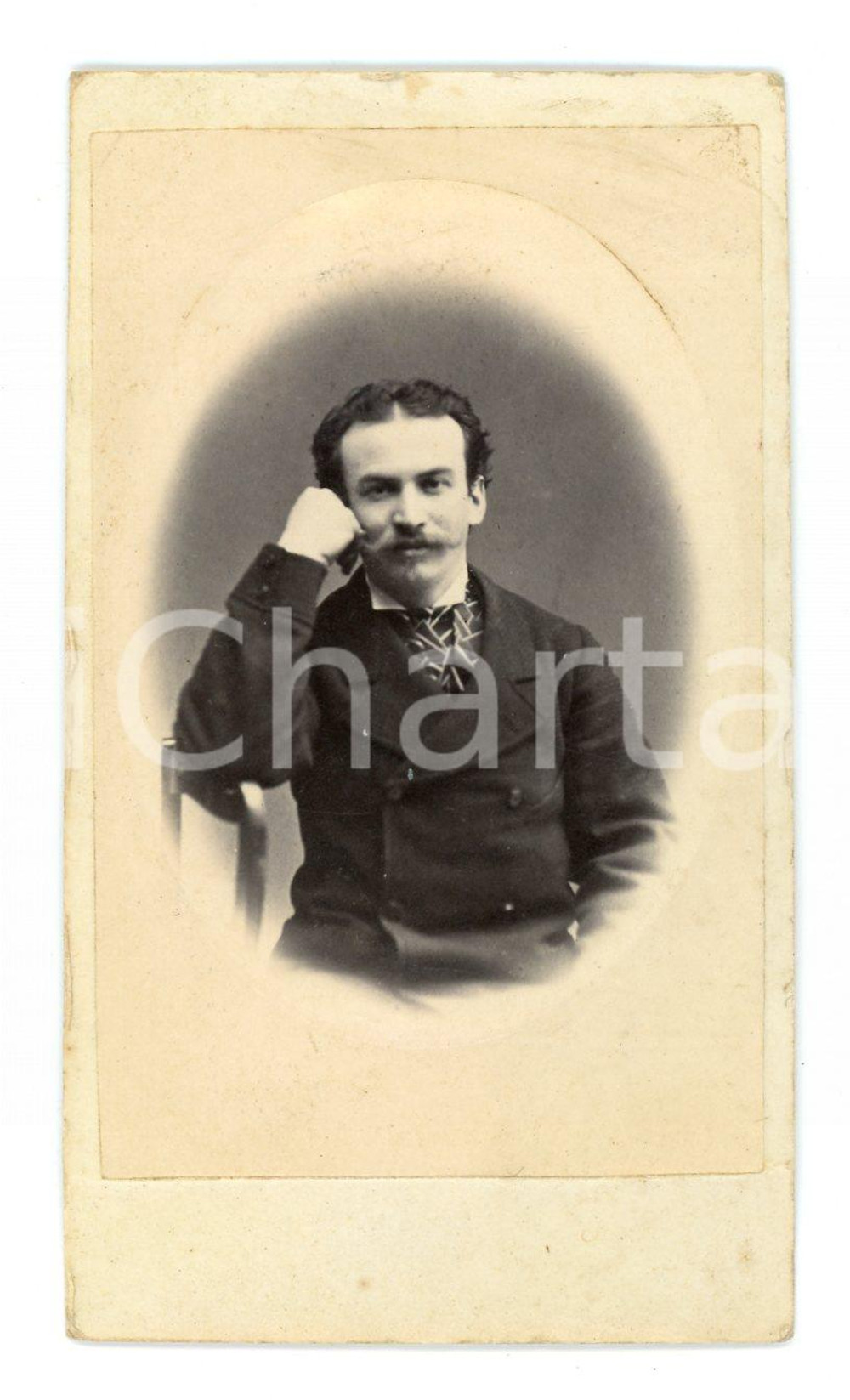 1890 ca MILANO Ritratto maschile - Foto C. MAGNETTI - CDV  Fotografia d'epoca, montata su cartoncino.FOTOGRAFO: C. Magnetti - Milano POOR/danneggiato lievi bruniture e smussature ai margini, piegatura al margine inferiore Formato: CDV (6x10 cm) originale e autentica 1