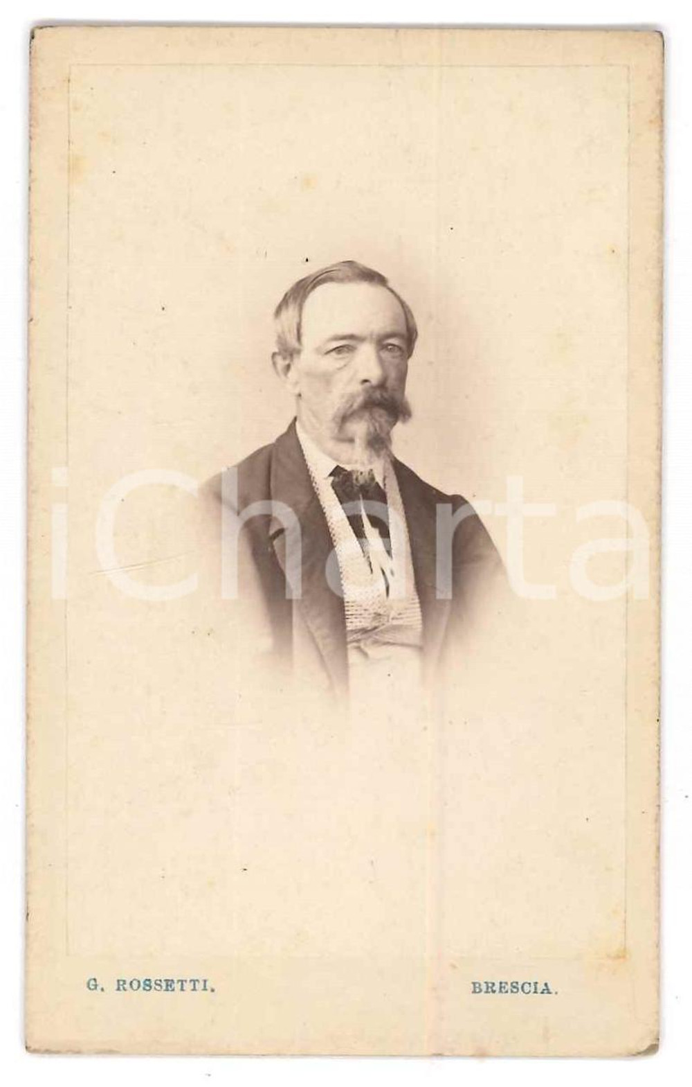 1890 ca BRESCIA Ritratto maschile - Foto G. ROSSETTI CDV  Fotografia d'epoca, montata su cartoncino.FOTOGRAFO: G. Rossetti pittore fotografo - Brescia FAIR/discreto lievi bruniture e smussature ai margini Formato: CDV (6x10 cm) originale e autentica 1
