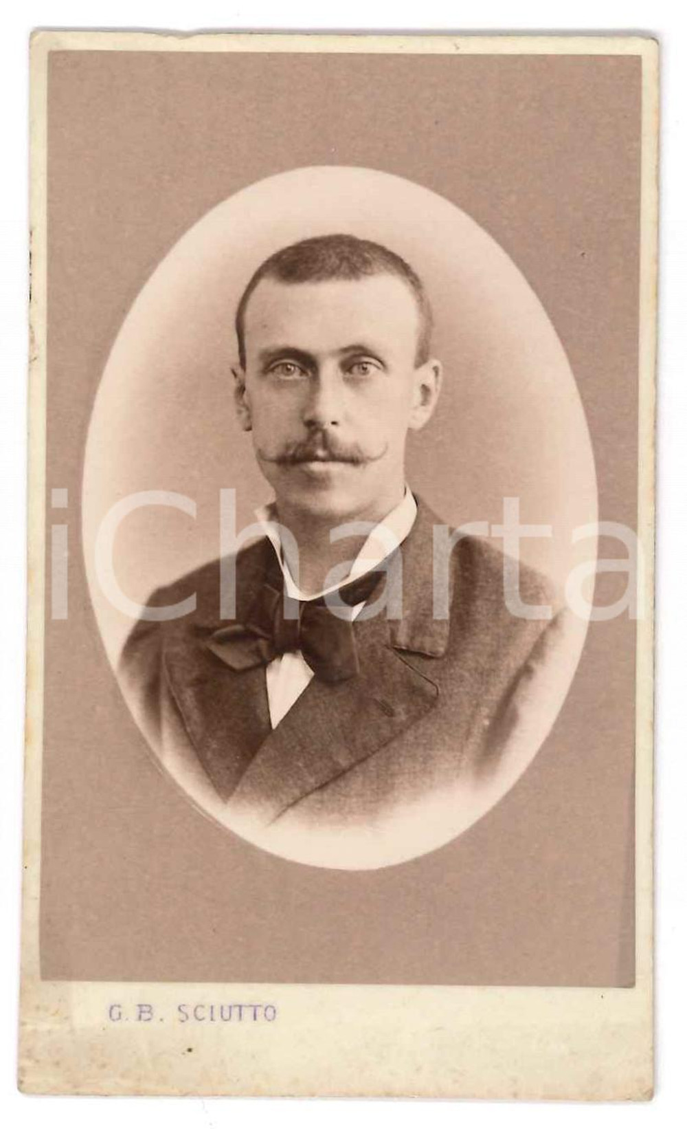 1890 ca GENOVA Ritratto maschile - Foto G. B. SCIUTTO - CDV  Fotografia d'epoca, montata su cartoncino.FOTOGRAFO: G. B. Sciutto - Genova FAIR/discreto lievi bruniture e smussature ai margini Formato: CDV (6x10 cm) originale e autentica 1