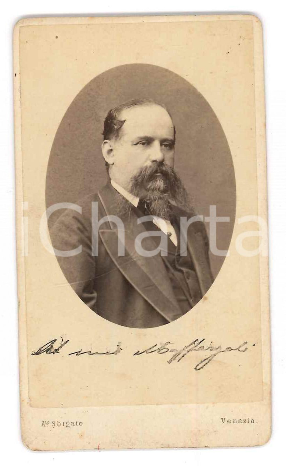 1890 ca VENEZIA Ritratto maschile - Foto Antonio SORGATO - CDV con dedica  Fotografia d'epoca, montata su cartoncino.Con dedica manoscrittaFOTOGRAFO: Antonio Sorgato - Venezia FAIR/discreto lievi bruniture e smussature ai margini Formato: CDV (6x10 cm) originale e autentica 1