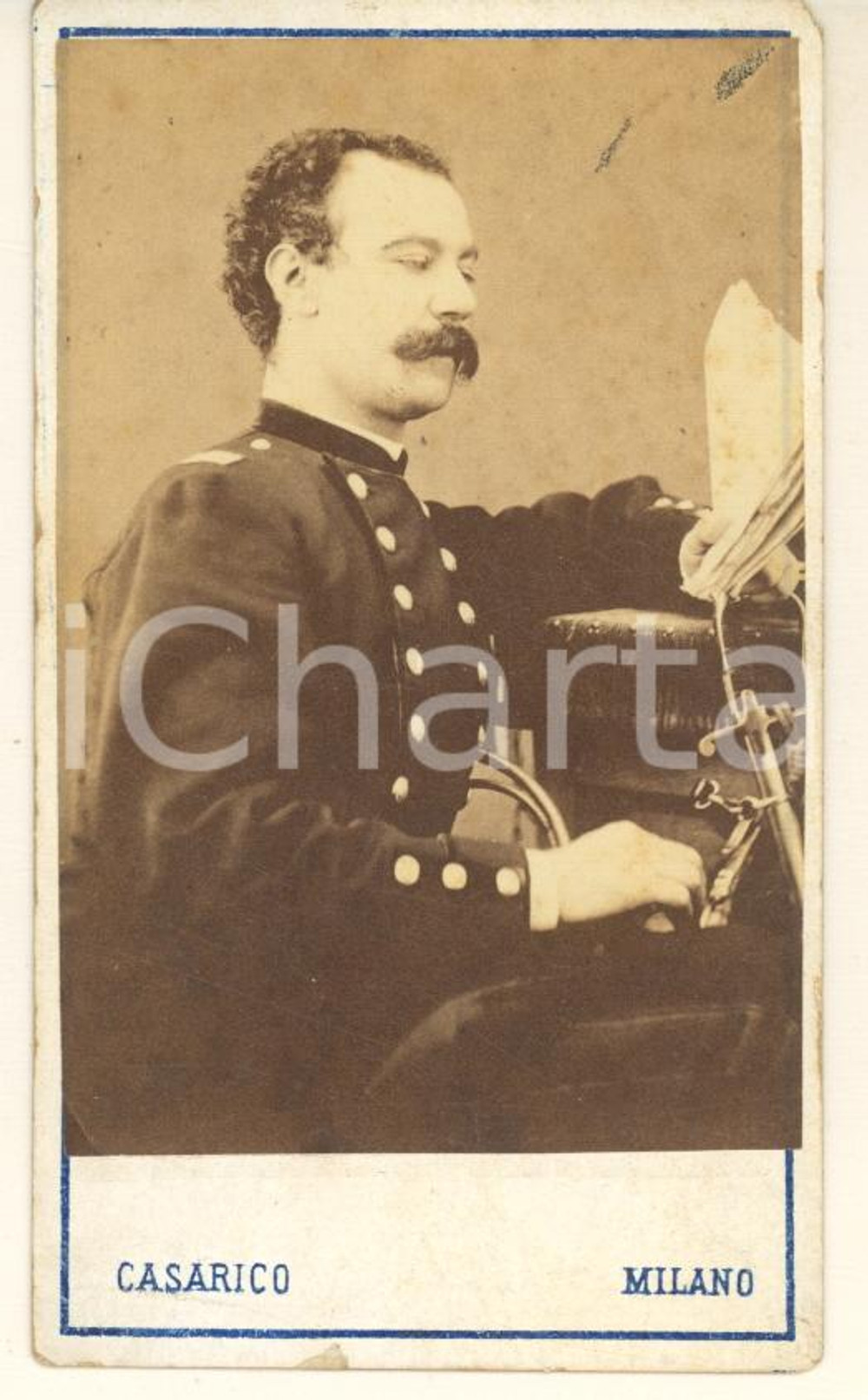 1870 ca REGIO ESERCITO MILANO Ufficiale in lettura *Foto CASARICO CDV Fotografia originale d'epoca, su cartoncino morbido.FOTOGRAFO: Casarico - Milano, via S. Simone 10 FAIR/discreto lievi macchie; minima abrasione al lato inferiore Formato: 6x10 cm originale e autentica 1