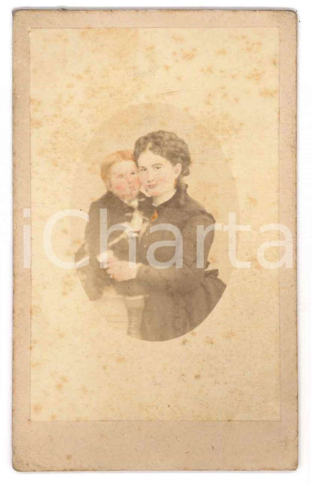 1870 ca MANTOVA Madre con bambino *Foto A. FACCI CDV ritocchi manuali Fotografia originale d'epoca, su cartoncino morbido.Presenta ritocchi manuali e una lieve coloritura.FOTOGRAFO: A. Facci - Mantova POOR/danneggiato fioriture diffuse; lievi piegature Formato: 6x10 cm originale e autentica 1