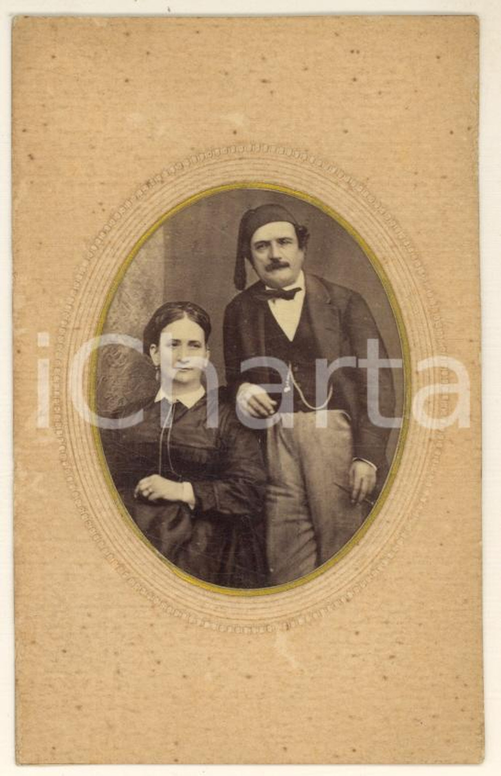 1870 ca BRESCIA Gentiluomo con il fez - Ritratto con la moglie *Foto ROSSETTI Fotografia originale d'epoca, su cartoncino morbido.FOTOGRAFO: G. Rossetti - Brescia GOOD/buono ma minime abrasioni al cartoncino Formato: 6x10 cm originale e autentica 1
