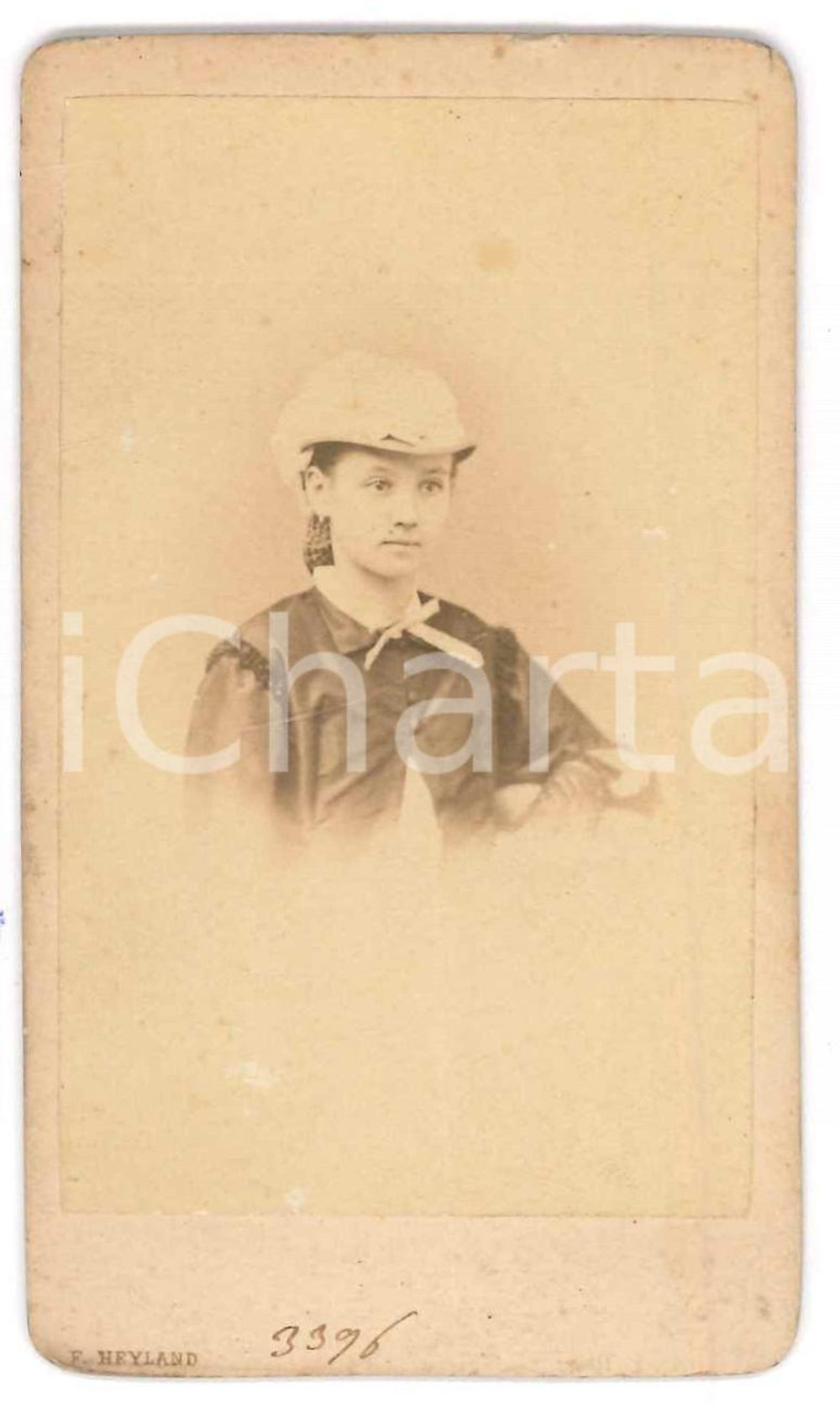 1890 ca MILANO Ritratto di ragazza con berretto - Foto F. HEYLAND - CDV  Fotografia d'epoca, montata su cartoncino.FOTOGRAFO: G. Rossetti - Brescia FAIR/discreto lievi bruniture e smussature agli angoli Formato: CDV (6x10 cm) originale e autentica 1