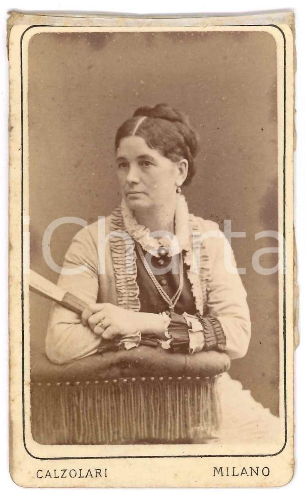 1890 ca MILANO Ritratto di donna con ventaglio - Foto Icilio CALZOLARI - CDV  Fotografia d'epoca, montata su cartoncino.Con velina a protezione.FOTOGRAFO: Iciclio Calzolari - Milano FAIR/discreto lievi bruniture e smussature agli angoli Formato: CDV (6x10 cm) originale e autentica 1