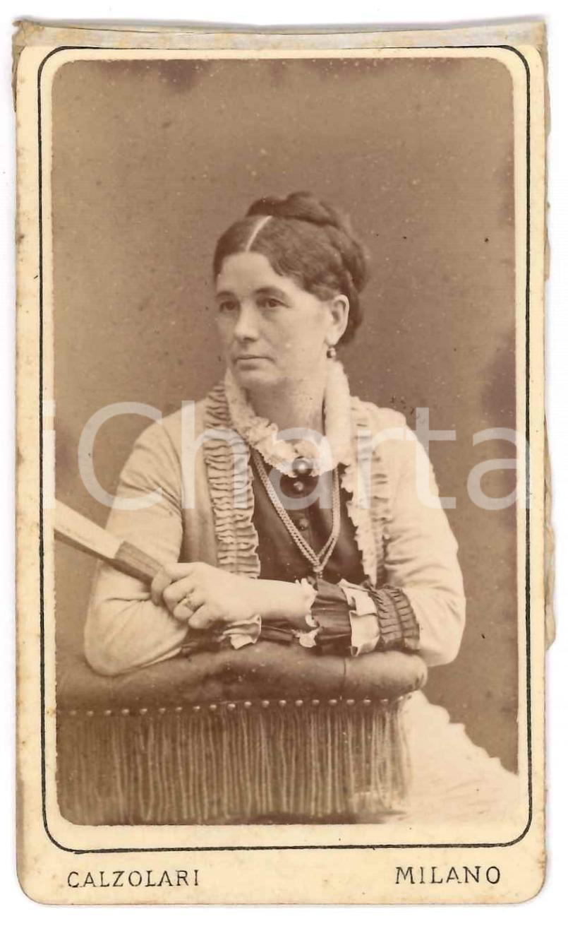 Fotografia d epoca originale 1890 ca MILANO Ritratto di donna con ventaglio  Foto Icilio CALZOLARI  CDV 1