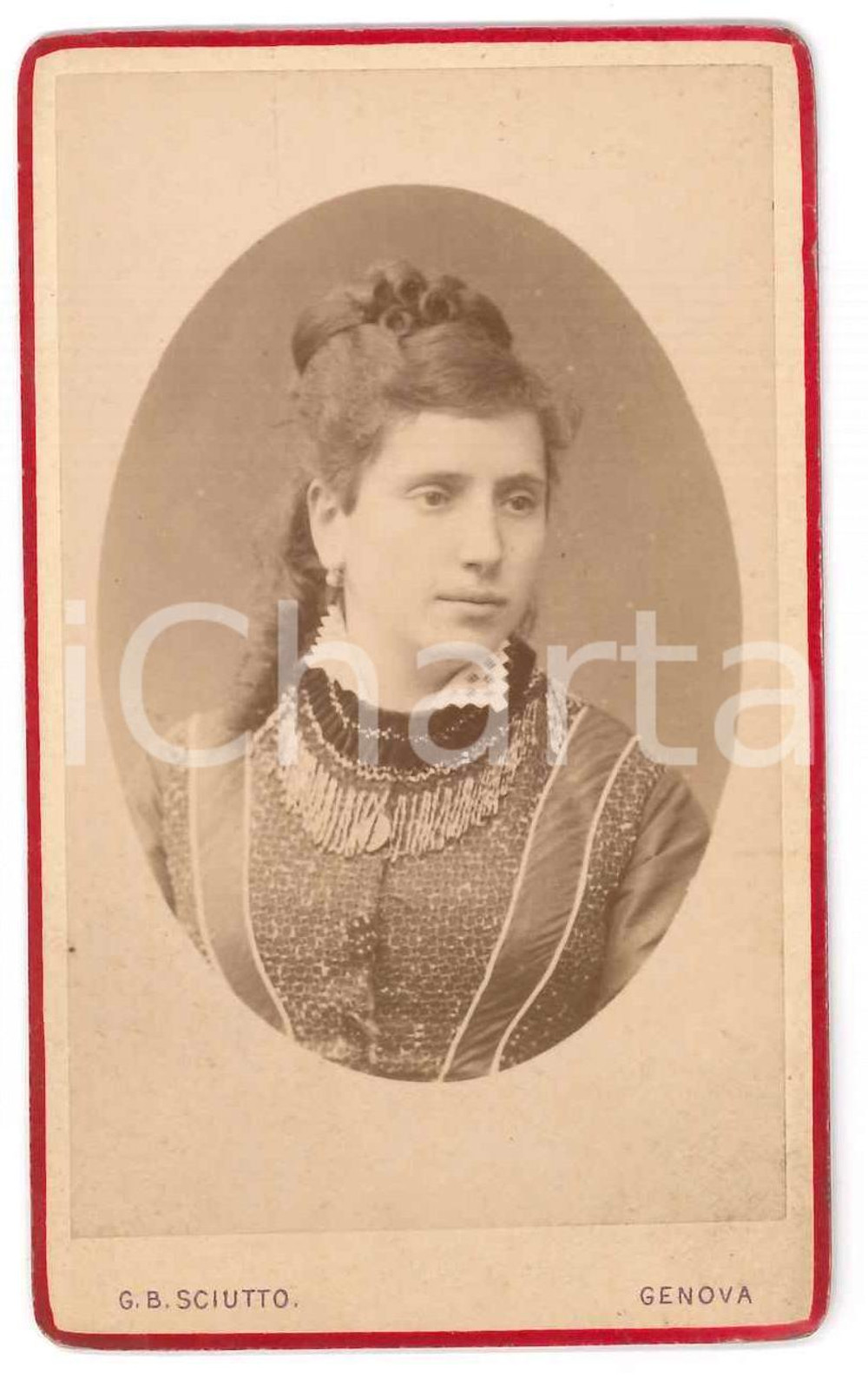 1890 ca GENOVA Ritratto femminile - Foto G.B. SCIUTTO - CDV  Fotografia d'epoca, montata su cartoncino.FOTOGRAFO: G. B. Sciutto - Genova FAIR/discreto lievi bruniture Formato: CDV (6x10 cm) originale e autentica 1