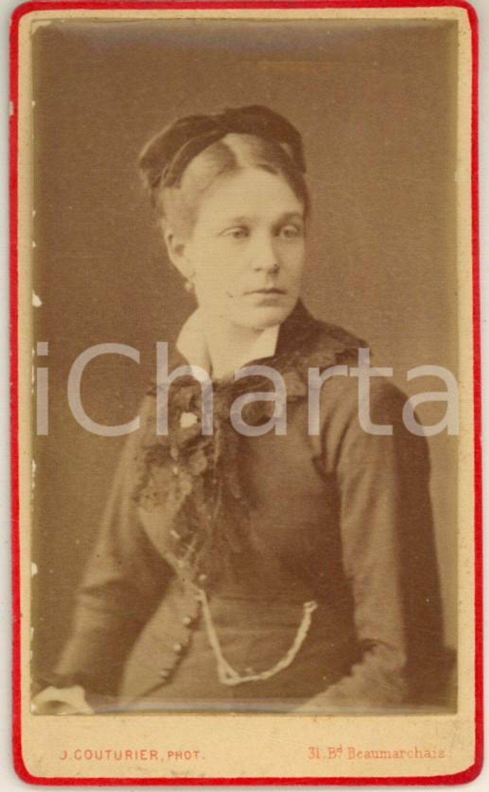 1881 PARIS Portrait Emilie LEQUIEN - Photo J. COUTURIER CDV Autographe Fotografia originale d'epoca, su cartoncino rigido.Dedica autografa al verso per i familiari residenti in Italia. FAIR/discreto piccole abrasioni marginali Formato: 6x10 cm originale e autentica 1