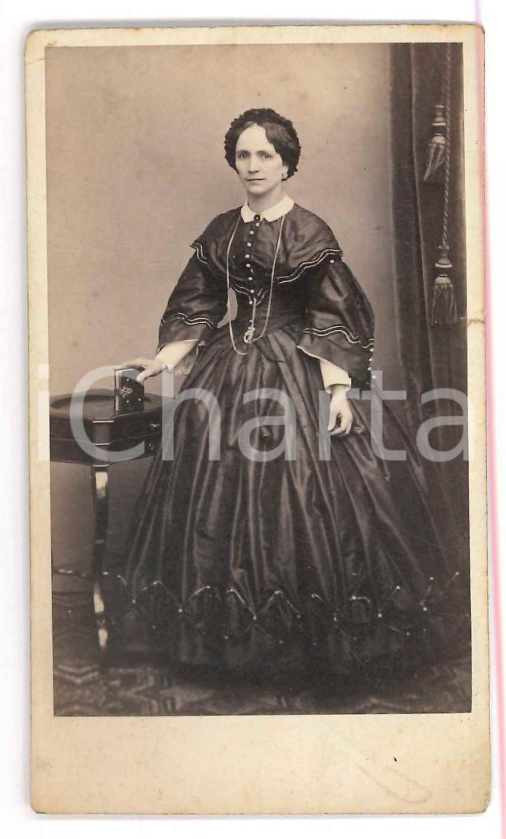 1890 ca BRESCIA Ritratto di donna con libro - Foto G. TRAININI - CDV  Fotografia d'epoca, montata su cartoncino.FOTOGRAFO: G. Trainini - Brescia POOR/danneggiato lievi bruniture, piccolo strappo al margine destro Formato: CDV (6x10 cm) originale e autentica 1