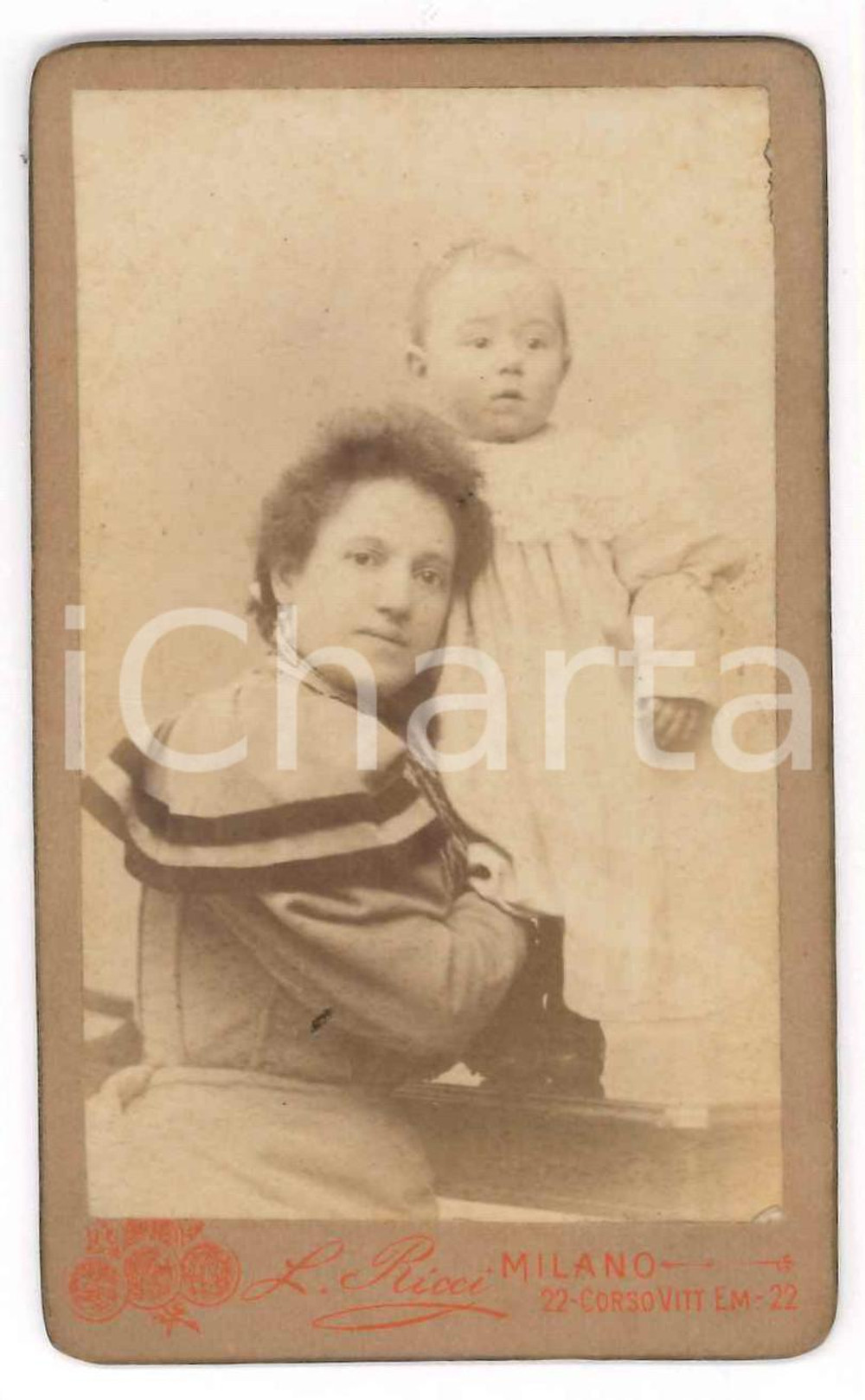 1890 ca MILANO Ritratto di madre con figlio - Foto L. RICCI - CDV  Fotografia d'epoca, montata su cartoncino.FOTOGRAFO: L. Ricci - Milano FAIR/discreto lievi bruniture Formato: CDV (6x10 cm) originale e autentica 1
