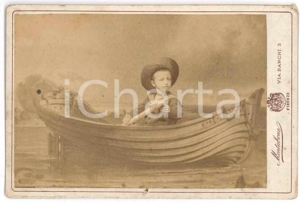 1880 ca FIRENZE Bambino in barca - Fotomontaggio *Foto MONTABONE 16x11 cm Fotografia originale d'epoca, montata su cartoncino rigido. FAIR/discreto minime macchie; piccolo foro di affissione al lato inferiore Formato: 16x11 cm originale e autentica 1