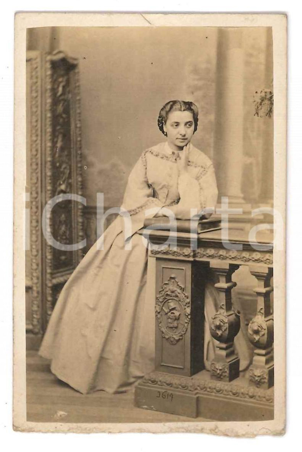 1890 ca MILANO Ritratto femminile - Foto A. DURONI - CDV Danneggiata  Fotografia d'epoca, montata su cartoncino.FOTOGRAFO: A. Duroni - Milano VERY POOR/gravemente danneggiato lievi bruniture, piccolo strappo al margine superiore, margine inferiore mancante a causa di uno strappo (vedi scansione) Formato: CDV (6x9 cm) originale e autentica 1
