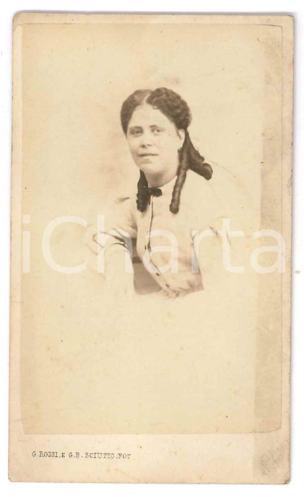 1890 ca GENOVA Ritratto femminile - Foto Giulio ROSSI e G. B. SCIUTTO - CDV  Fotografia d'epoca, montata su cartoncino.FOTOGRAFO: Giulio Rossi e G. B. Sciutto - Milano FAIR/discreto lievi bruniture, leggero alone al recto Formato: CDV (6x10 cm) originale e autentica 1