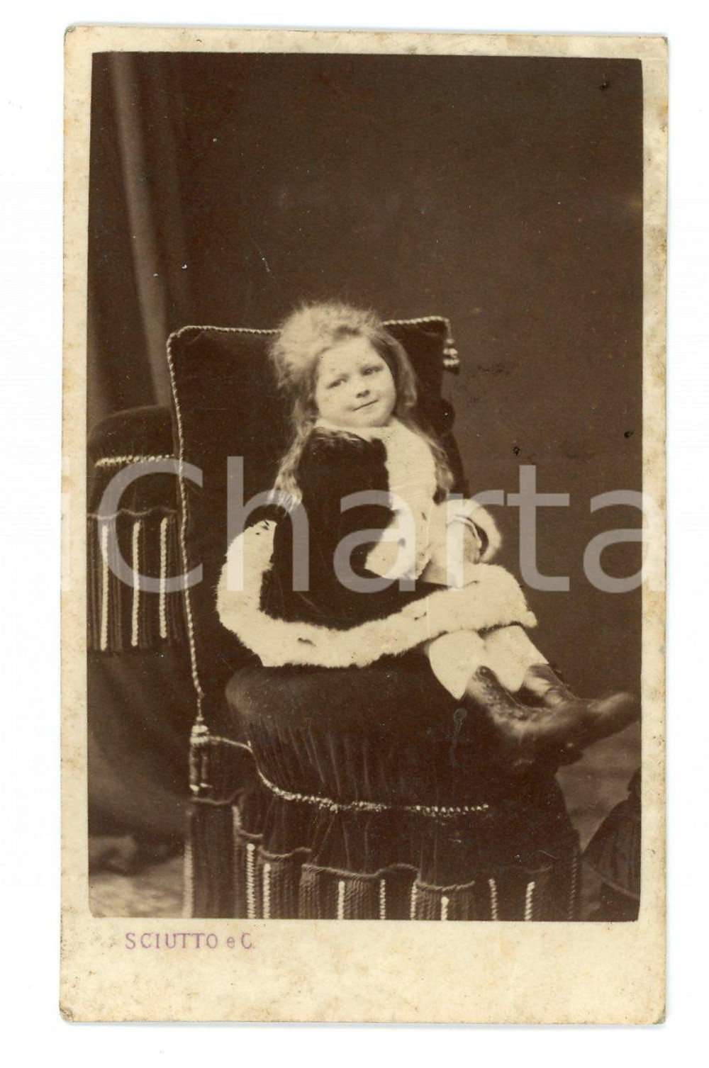 1890 ca GENOVA Ritratto di bambina - Foto G. B. SCIUTTO - CDV  Fotografia d'epoca, montata su cartoncino.FOTOGRAFO: G. B. Sciutto - Genova FAIR/discreto lievi bruniture, leggero alone al recto Formato: CDV (6x10 cm) originale e autentica 1