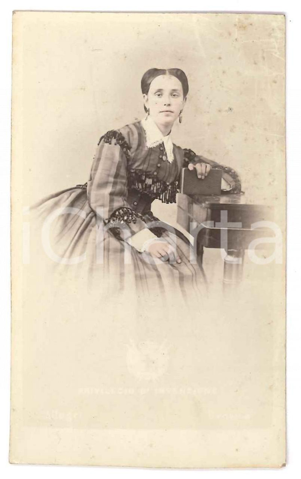 1890 ca BRESCIA Ritratto di ragazza con libro - Foto Giuseppe ALLEGRI - CDV  Fotografia d'epoca, montata su cartoncino.FOTOGRAFO: Giuseppe Allegri - Brescia FAIR/discreto bruniture Formato: CDV (6x10 cm) originale e autentica 1
