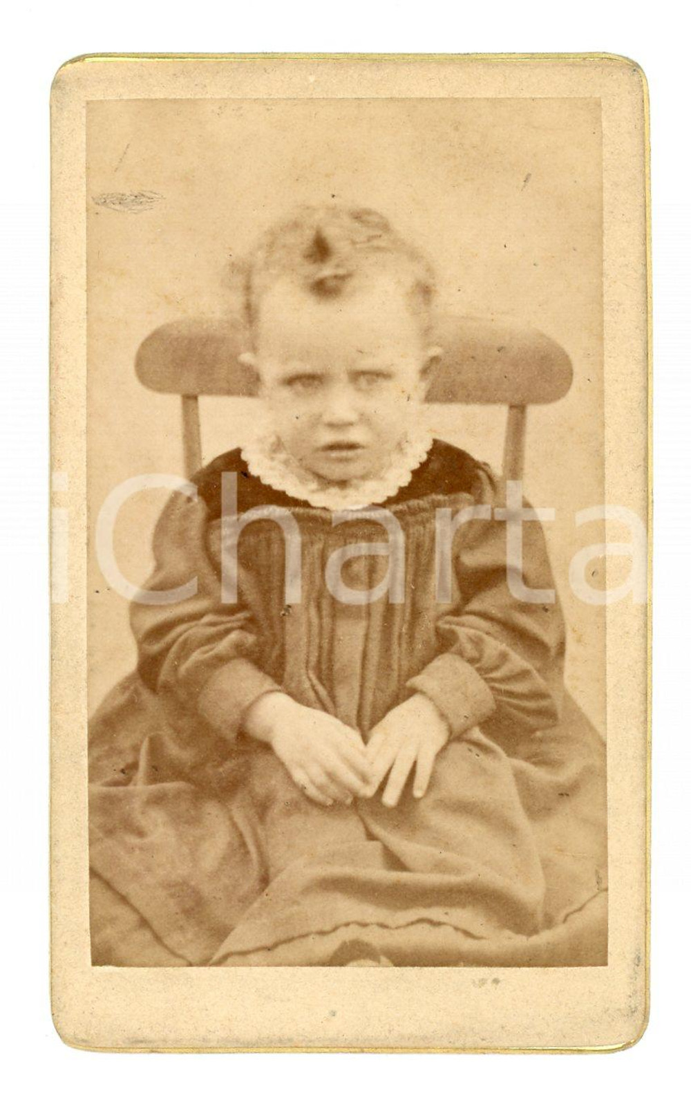 1890 ca CIRCOLO FOTOGRAFICO LOMBARDO Ritratto di bambina su una sedia - Foto CDV  Fotografia d'epoca, montata su cartoncino.FOTOGRAFO: Circolo fotografico lombardo FAIR/discreto bruniture Formato: CDV (6x10 cm) originale e autentica 1
