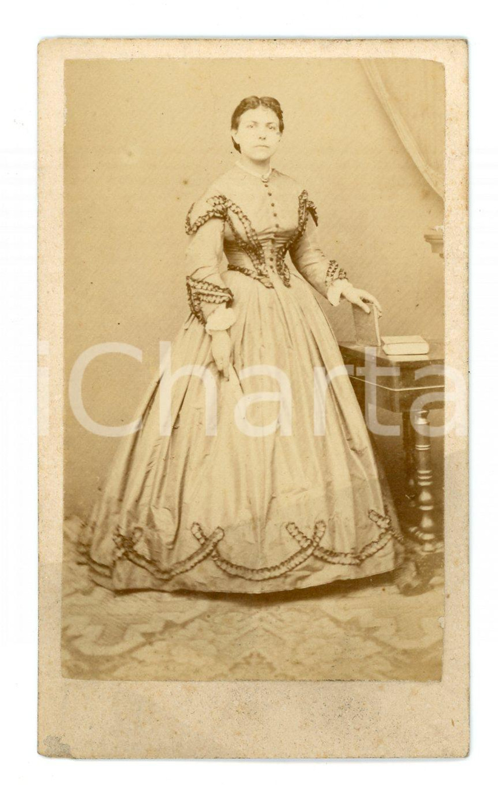1890 ca BRESCIA Ritratto di donna con libro - Foto G. ALLEGRI - CDV  Fotografia d'epoca, montata su cartoncino.FOTOGRAFO: Circolo fotografico lombardo FAIR/discreto bruniture, piccola abrasione all'angolo inferiore sinistro Formato: CDV (6x10 cm) originale e autentica 1
