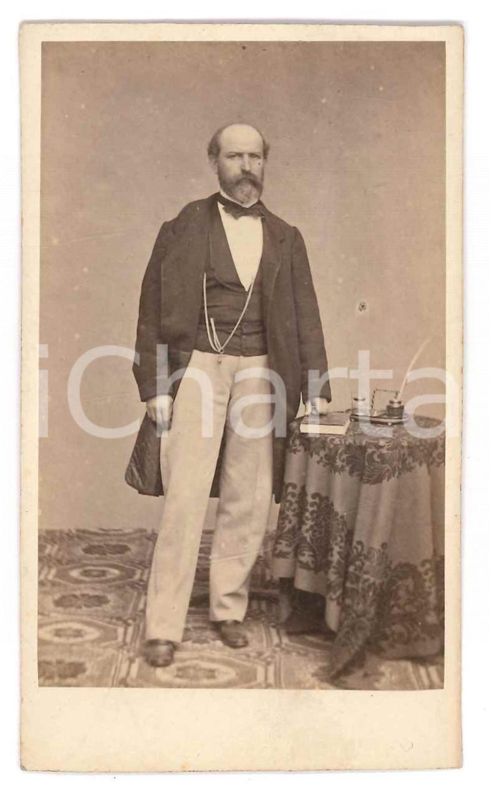 1890 ca BRESCIA Ritratto di uomo con calamaio - Foto G. TRAININI - CDV  Fotografia d'epoca, montata su cartoncino.FOTOGRAFO: G. Trainini- Brescia FAIR/discreto bruniture Formato: CDV (6x10 cm) originale e autentica 1