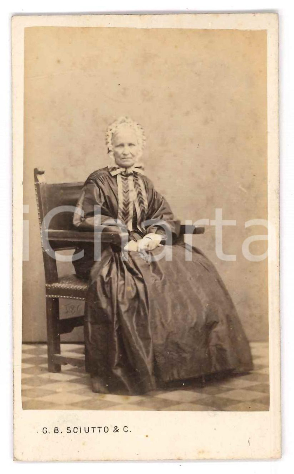 1890 ca GENOVA Ritratto di anziana seduta - Foto G. B. SCIUTTO - CDV (2)  Fotografia d'epoca, montata su cartoncino.FOTOGRAFO: G. B. Sciutto - Genova POOR/danneggiato lievi bruniture Formato: CDV (6x10 cm) originale e autentica 1
