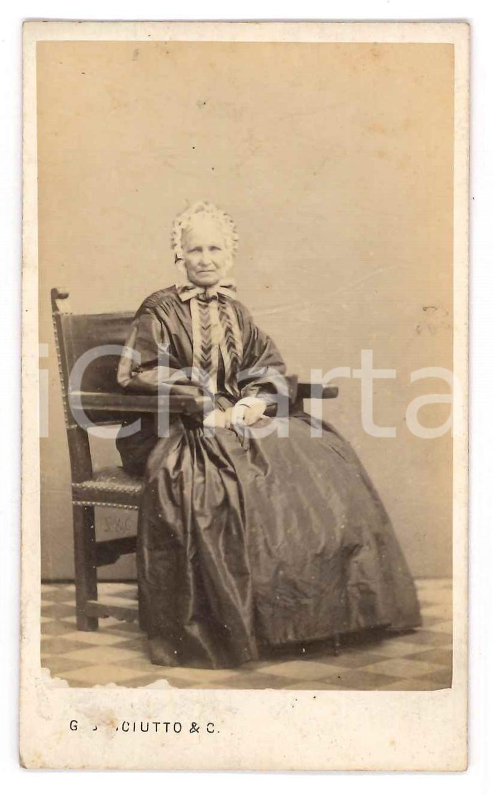 1890 ca GENOVA Ritratto di anziana seduta - Foto G. B. SCIUTTO - CDV (1)  Fotografia d'epoca, montata su cartoncino.FOTOGRAFO: G. B. Sciutto - Genova POOR/danneggiato lievi bruniture, abrasioni al margine inferiore Formato: CDV (6x10 cm) originale e autentica 1