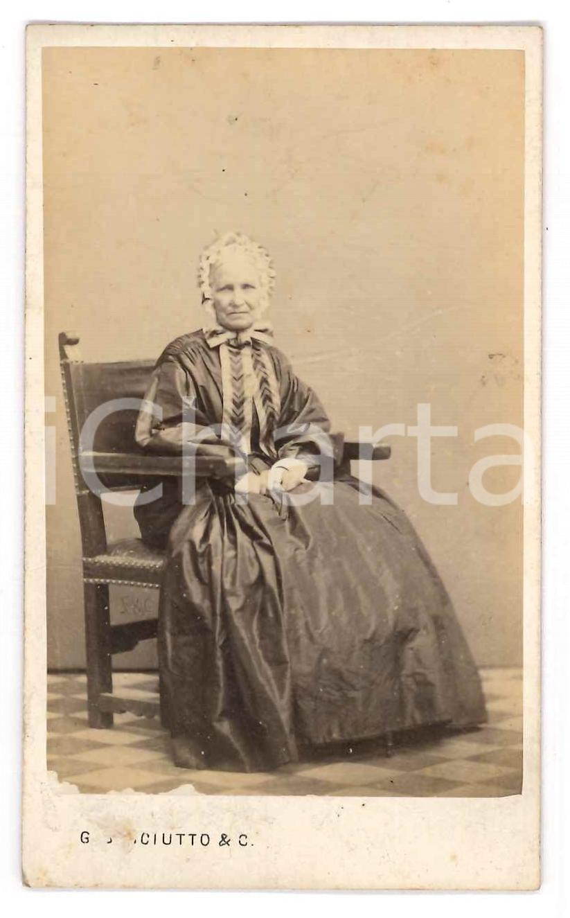 Fotografia d epoca originale 1890 ca GENOVA Ritratto di anziana seduta  Foto G. B. SCIUTTO  CDV 1 1