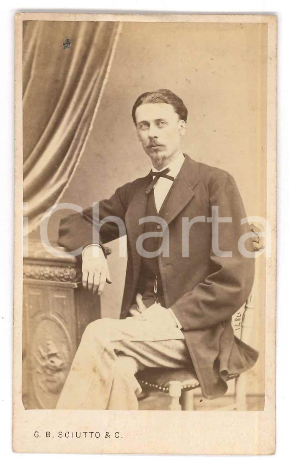 1890 ca GENOVA Ritratto maschile - Foto G. B. SCIUTTO - CDV (2)  Fotografia d'epoca, montata su cartoncino.FOTOGRAFO: G. B. Sciutto - Genova FAIR/discreto lievi bruniture e smussature agli angoli Formato: CDV (6x10 cm) originale e autentica 1