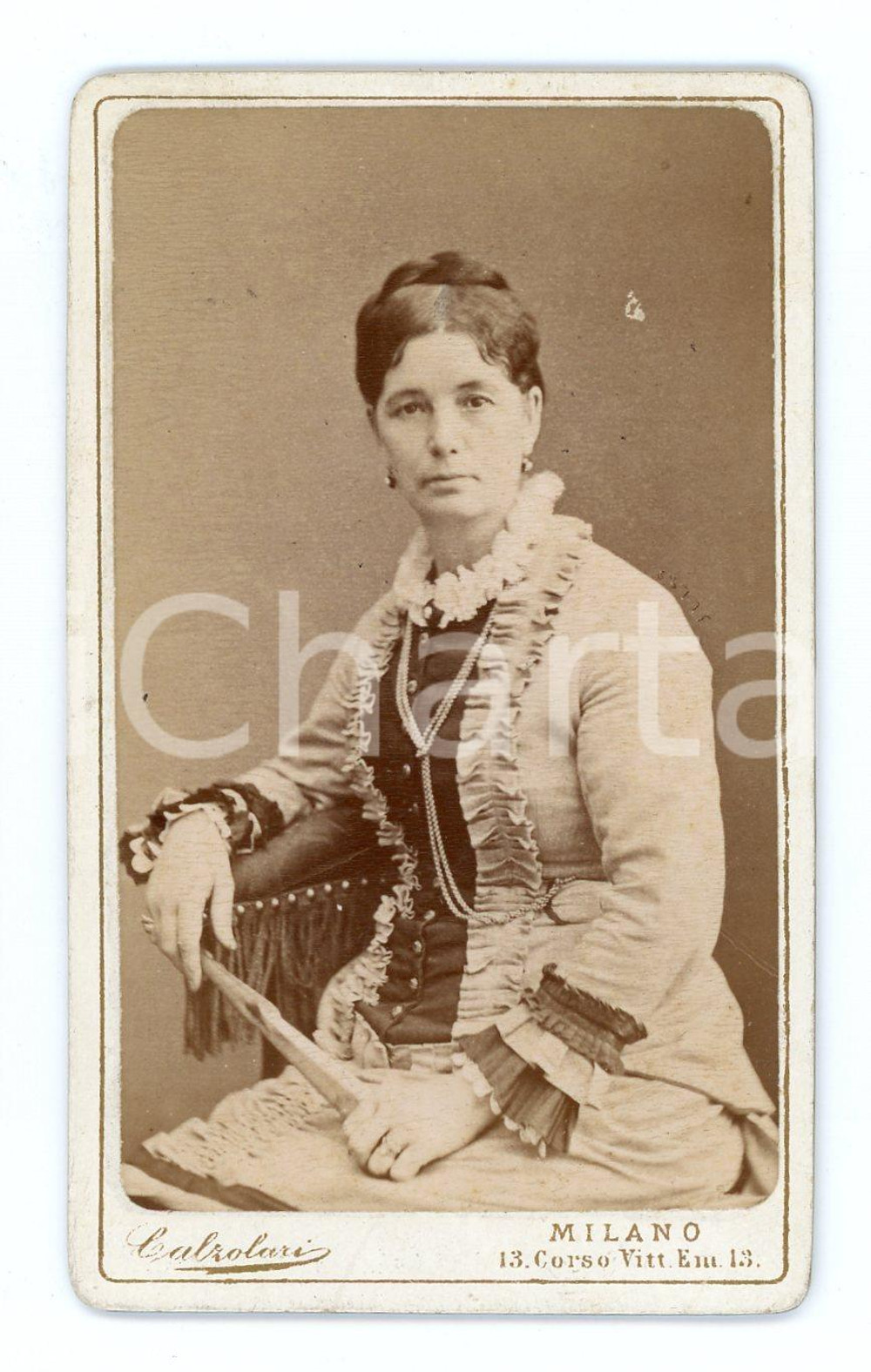 1890 ca MILANO Ritratto di donna con ventaglio - Foto Icilio CALZOLARI - CDV (1)  Fotografia d'epoca, montata su cartoncino.FOTOGRAFO: Icilio Calzolari - Milano FAIR/discreto lievi bruniture e smussature agli angoli Formato: CDV (6x10 cm) originale e autentica 1