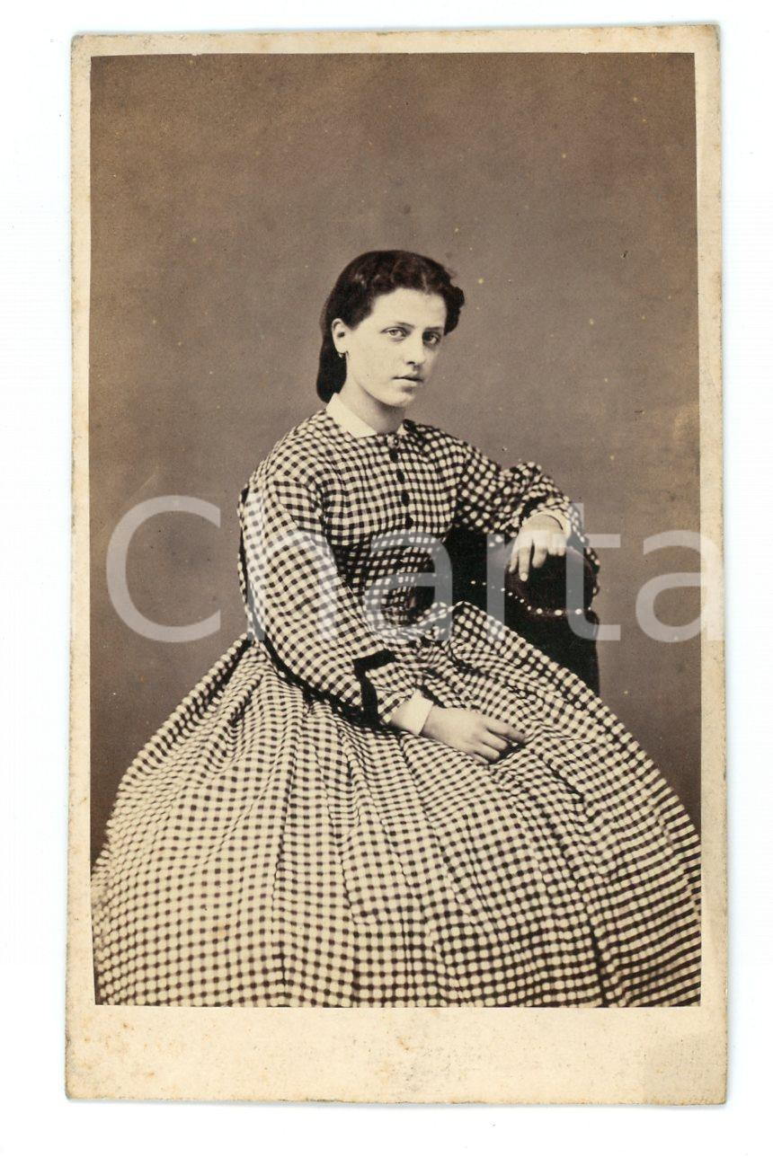 1890 ca MILANO Ritratto di donna con vestito a scacchi - Foto Giulio ROSSI - CDV  Fotografia d'epoca, montata su cartoncino.FOTOGRAFO: Giulio Rossi - Milano FAIR/discreto lievi bruniture e smussature agli angoli Formato: CDV (6x10 cm) originale e autentica 1