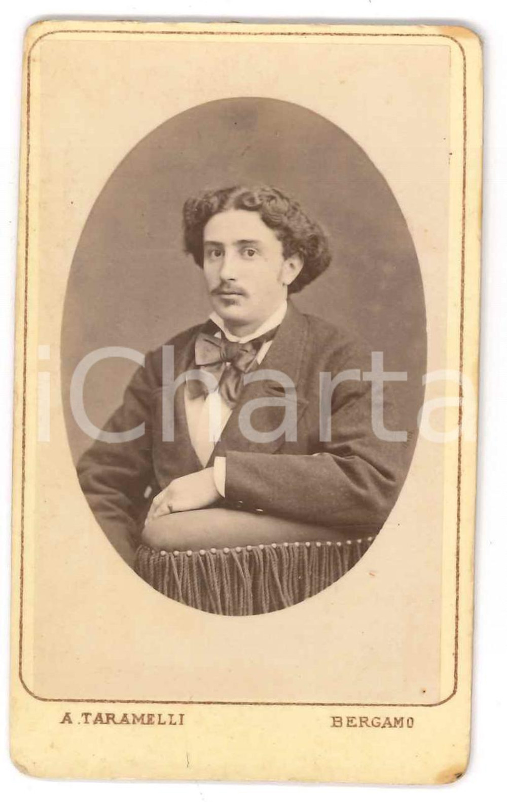 1890 ca BERGAMO Ritratto maschile - Foto Andrea TARAMELLI - CDV  Fotografia d'epoca, montata su cartoncino.FOTOGRAFO: Andrea Taramelli - Bergamo FAIR/discreto lievi bruniture e residuo di incollatura al verso Formato: CDV (6x10 cm) originale e autentica 1