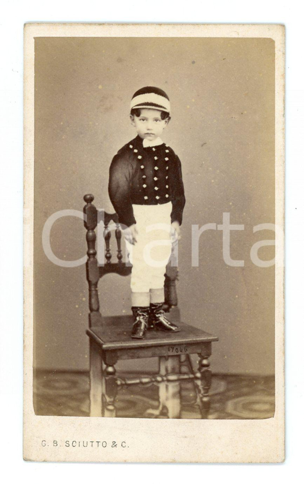 1890 ca GENOVA Bambino in piedi su una sedia - Foto G. B SCIUTTO - CDV  Fotografia d'epoca, montata su cartoncino.FOTOGRAFO: G. B. Sciutto - Genova FAIR/discreto lievi bruniture Formato: CDV (6x10 cm) originale e autentica 1