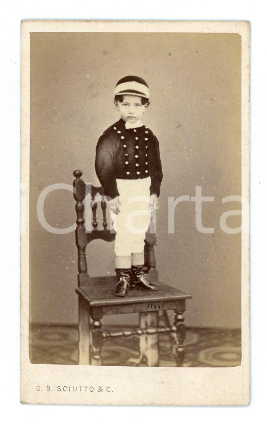 Fotografia d epoca originale 1890 ca GENOVA Bambino in piedi su una sedia  Foto G. B SCIUTTO  CDV 1
