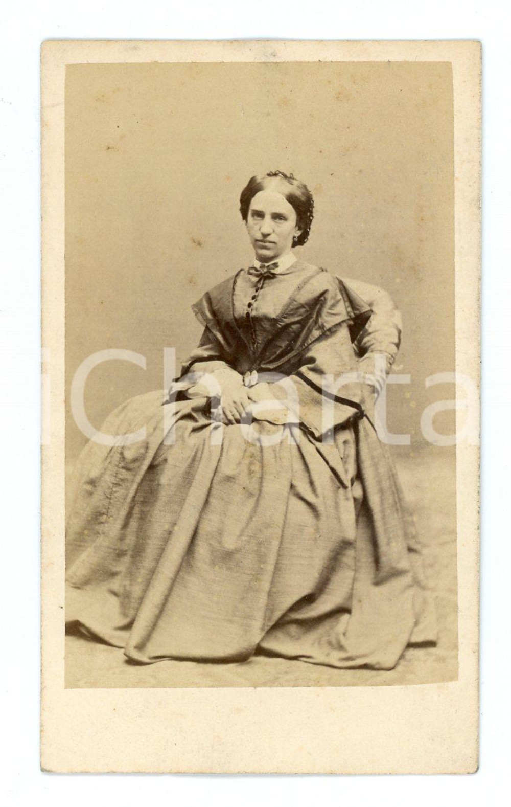 1890 ca MILANO Ritratto femminile - Foto Emilio MAZA - CDV  Fotografia d'epoca, montata su cartoncino.FOTOGRAFO: Emilio Maza - Milano FAIR/discreto lievi bruniture Formato: CDV (6x10 cm) originale e autentica 1