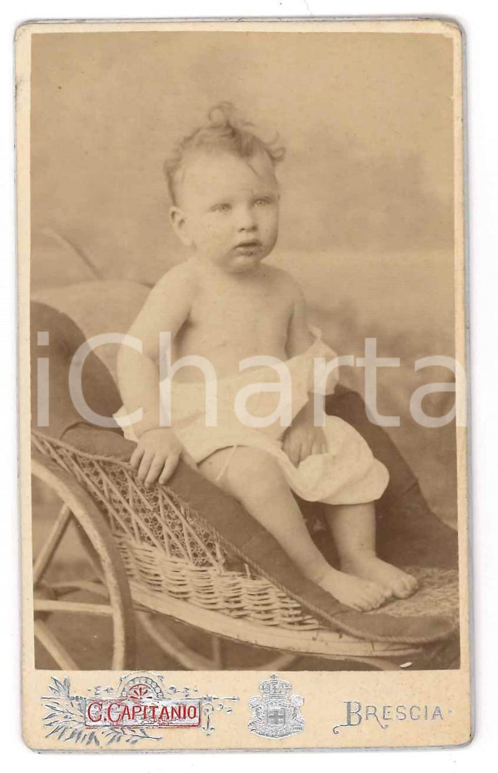 1890 ca BRESCIA Ritratto di bambino su carrozzina - Foto C. CAPITANIO - CDV  Fotografia d'epoca, montata su cartoncino.FOTOGRAFO: C. Capitanio - Brescia FAIR/discreto lievi bruniture e smussature agli angoli Formato: CDV (6x10 cm) originale e autentica 1
