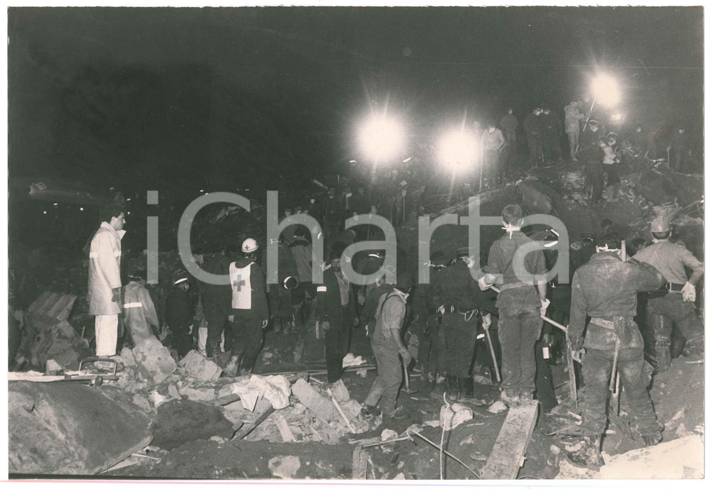 1985 TESERO Disastro VAL DI STAVA Volontari al lavoro MINIERA PRESTAVEL Foto Fotografia d'epoca.  CONDIZIONI:FAIR/discreto Lievi abrasioni al margine superioreFORMATO: 30x20 cm originale e autentica 1