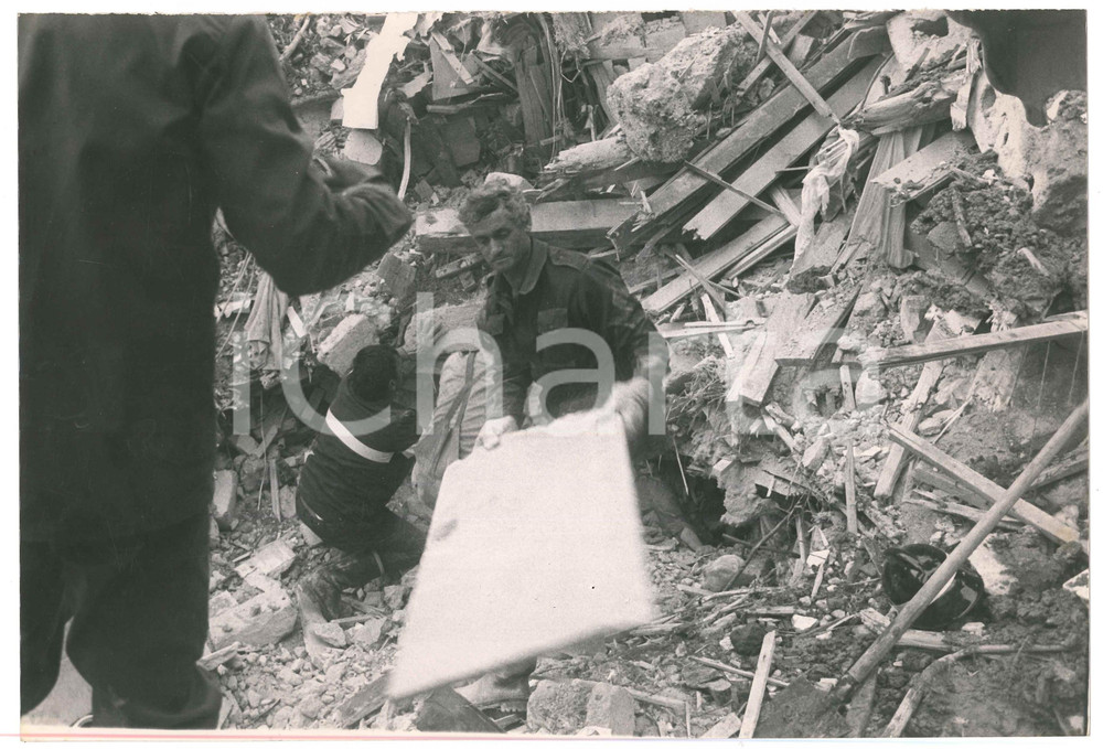 1985 TESERO Disastro VAL DI STAVA Volontari al lavoro MINIERA PRESTAVEL Foto 1 Fotografia d'epoca.  CONDIZIONI:FAIR/discreto Lievi abrasioni al margine superioreFORMATO: 30x20 cm originale e autentica 1